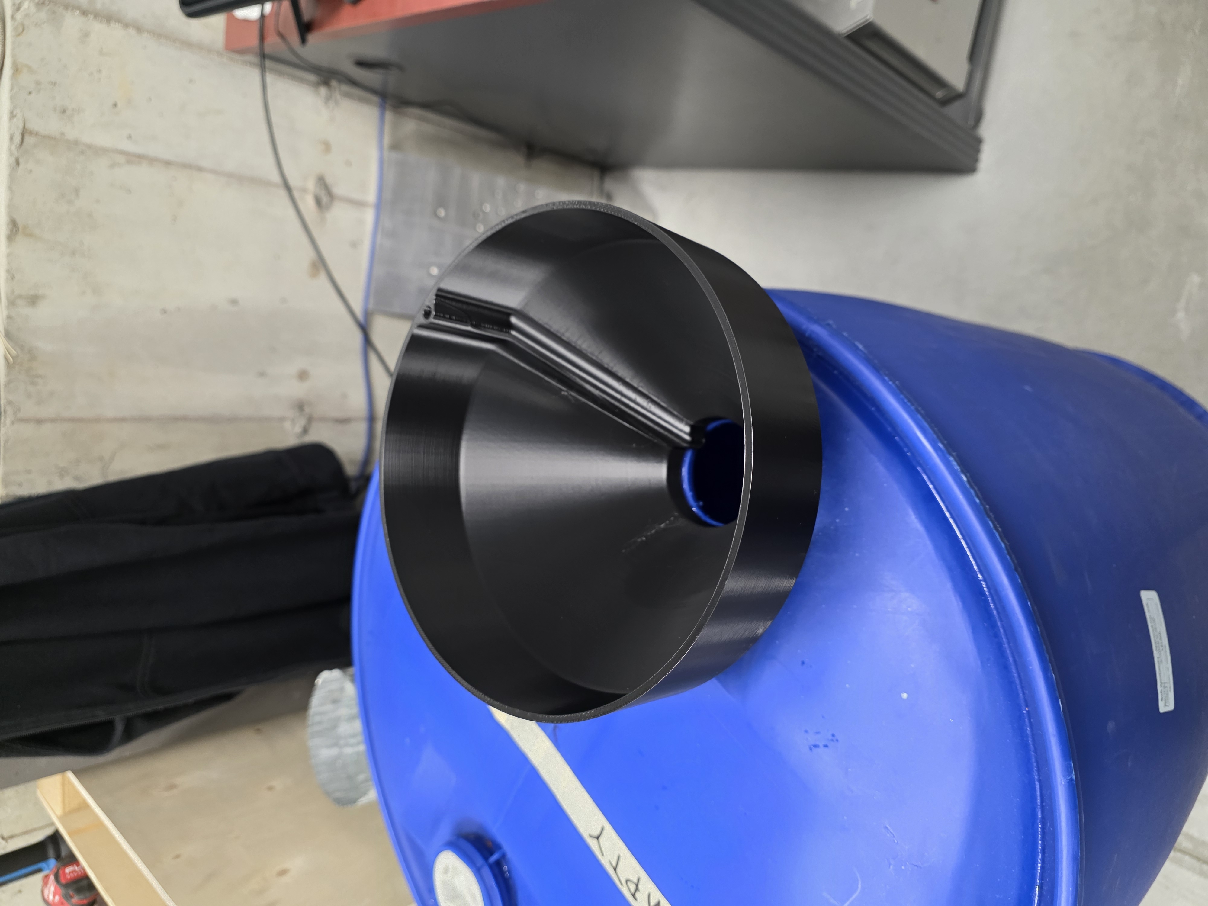 Funnel with vent for poly drums