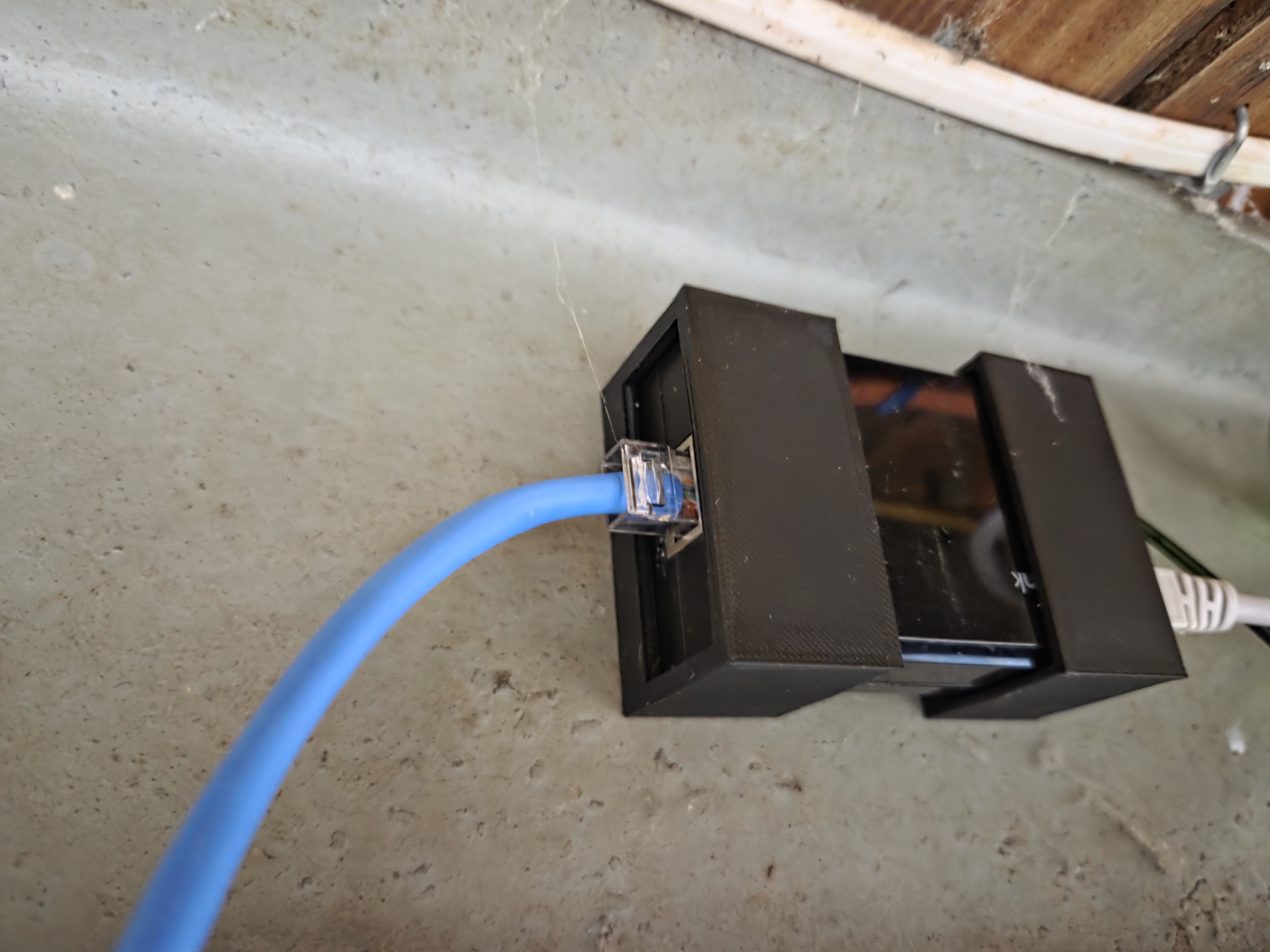 Magnetic mount for TP-Link TL-POE150S POE injector