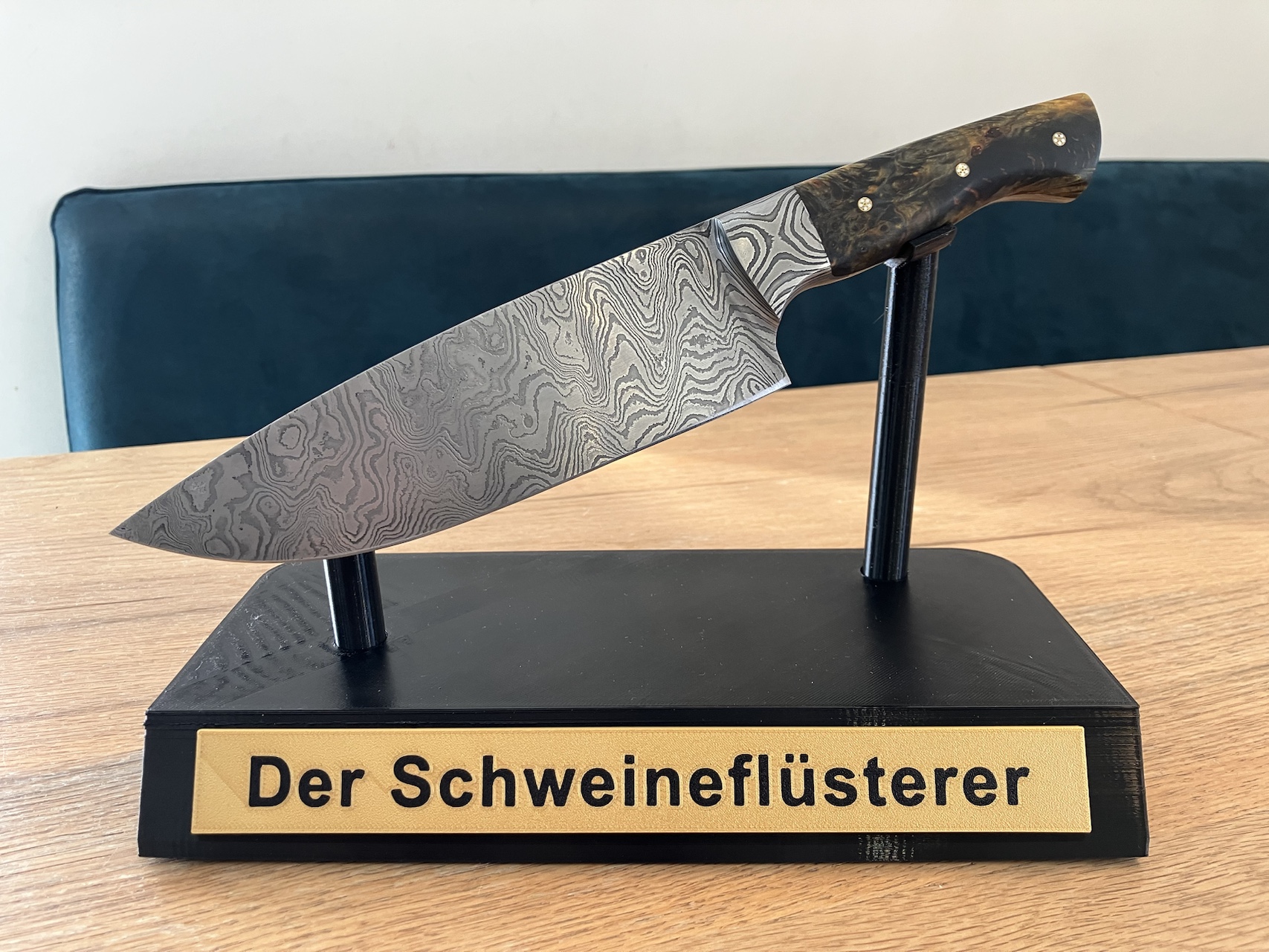 Knife holder for eye-catching knives