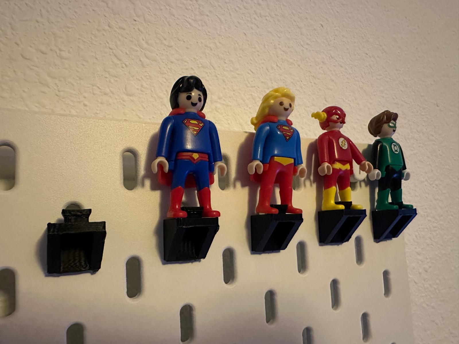 soporte figura playmobil kinder DC para skadis 3D model