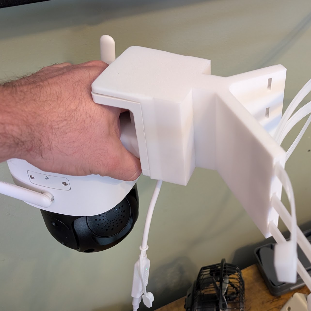 Reolink Trackmix Downspout Mount
