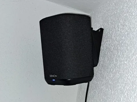 Speaker wall mount for 1/4-inch screw fixation