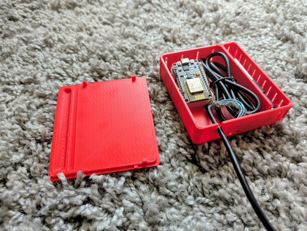 DS18B20 sensor box with space for microcontroller