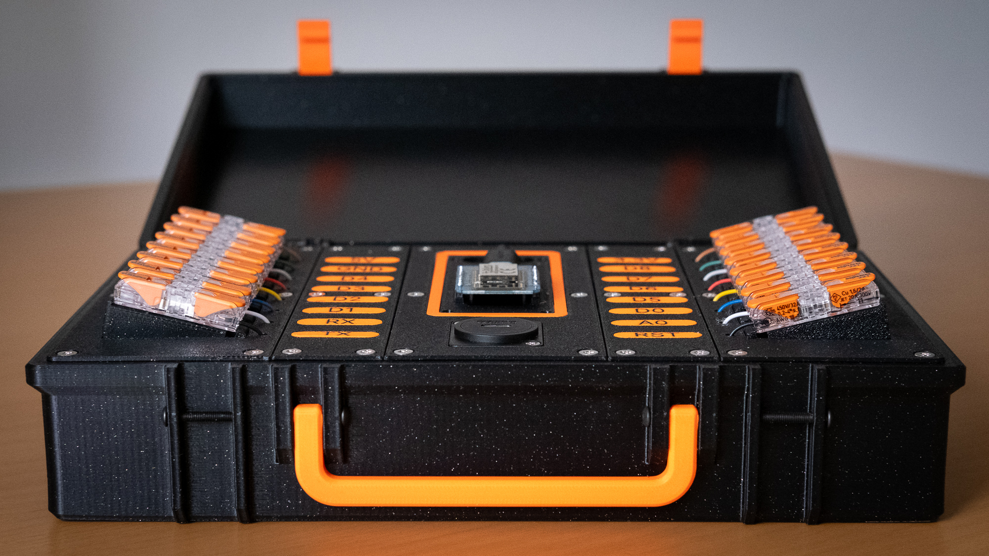 Futuristic ESP8266 development case with Wagos — miniatura 4