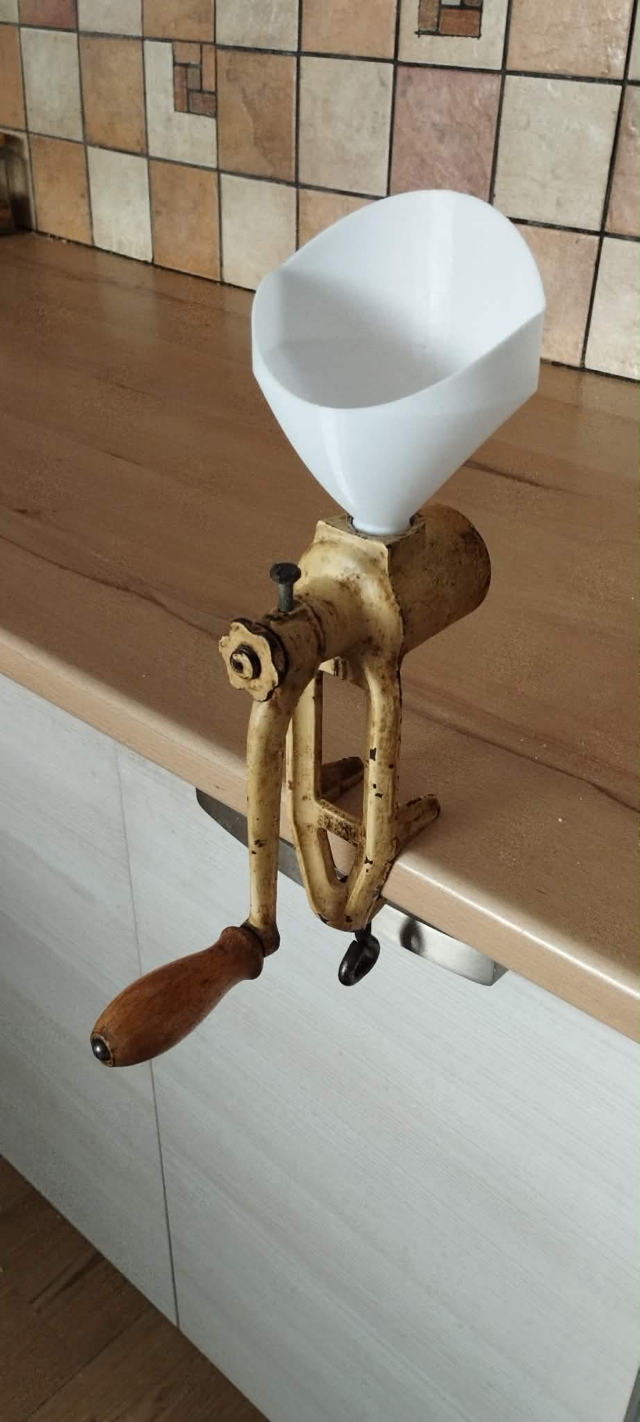 Funnel for poppy seed grinder / Trychtýř pro mlýnek na mák