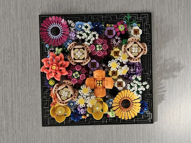 LEGO picture frame for a 32×32 baseplate