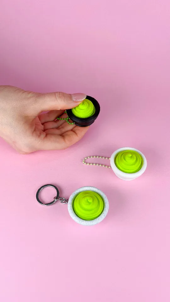 スコトリア  FLASH SPIRAL KEYRING グリーン Clicker Wasabi, Clicky Keychain NoStress Toy for your Sushi