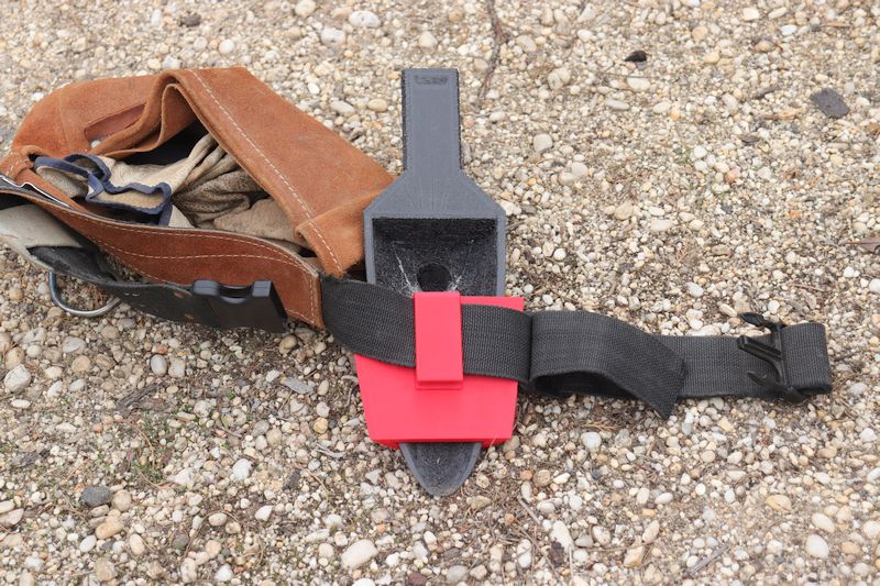 Metal detecting scoop carrier with belt clip