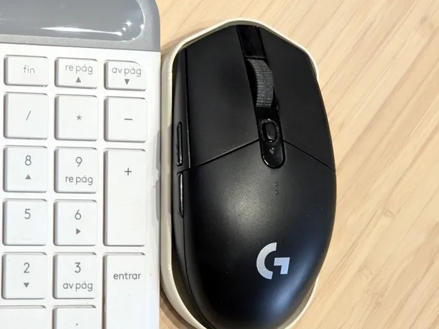 Logitech G305 keyboard tray (for the living room)