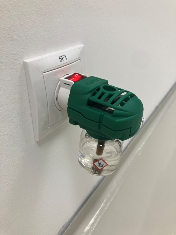 PlugAlign – Europlug Positioner for Schuko Sockets | SteckerFix – Euro-Stecker-Ausrichter für Schuko-Steckdosen