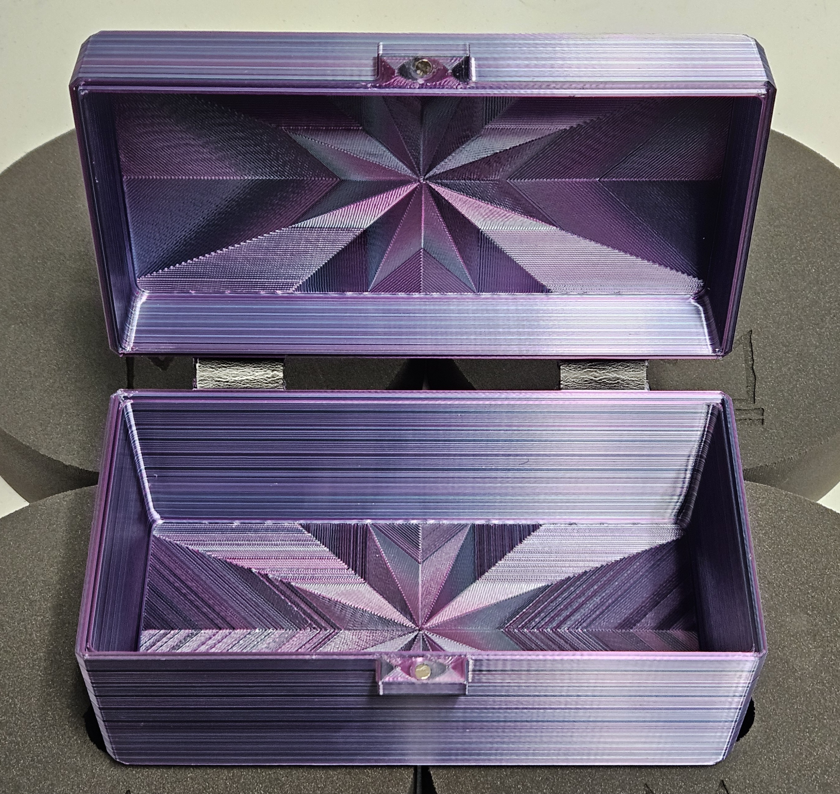 Simple Boxes With Magnetic Closure and flex Hinges