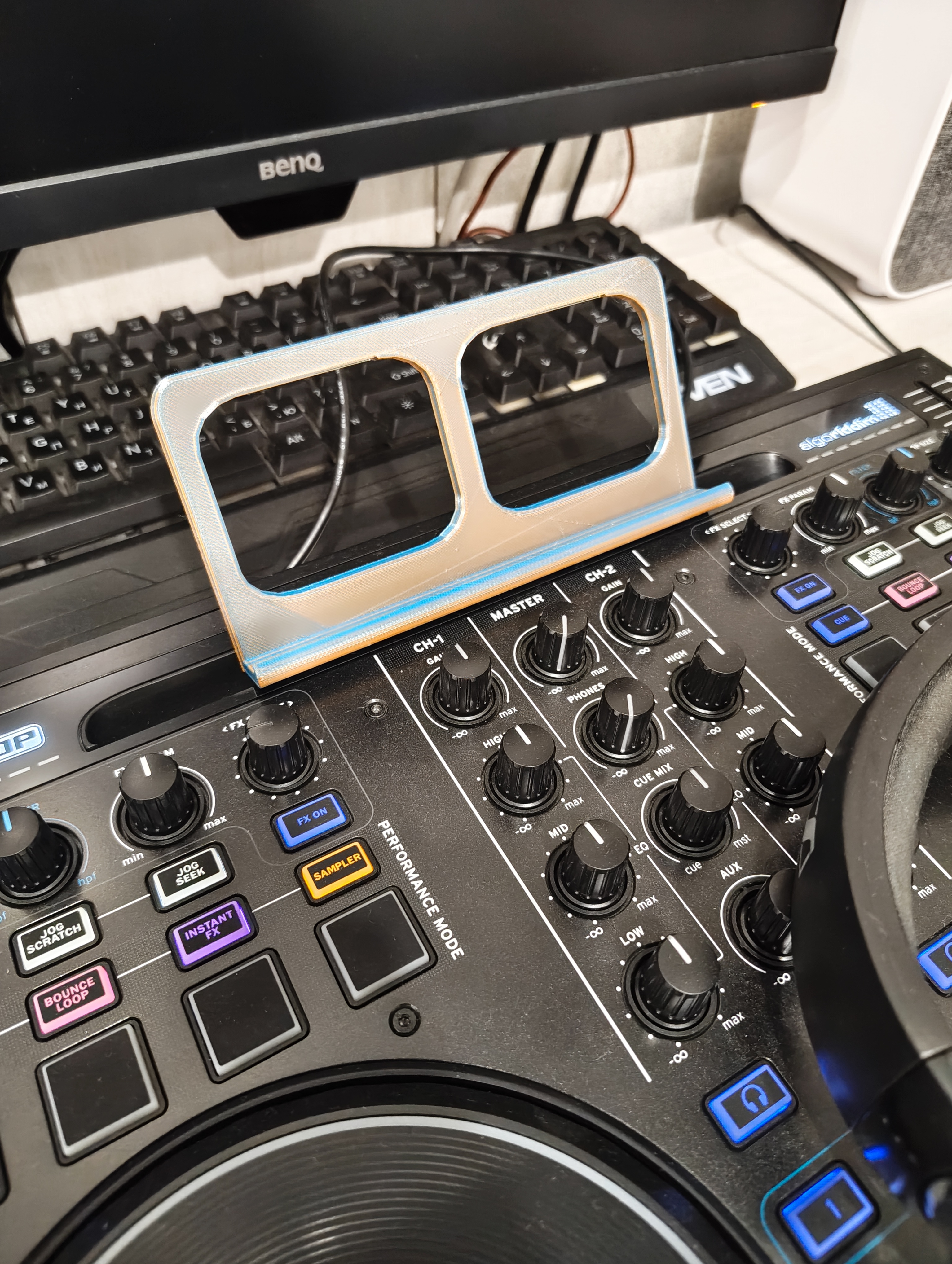 Ipad Stand For DJ Controllers With Slot