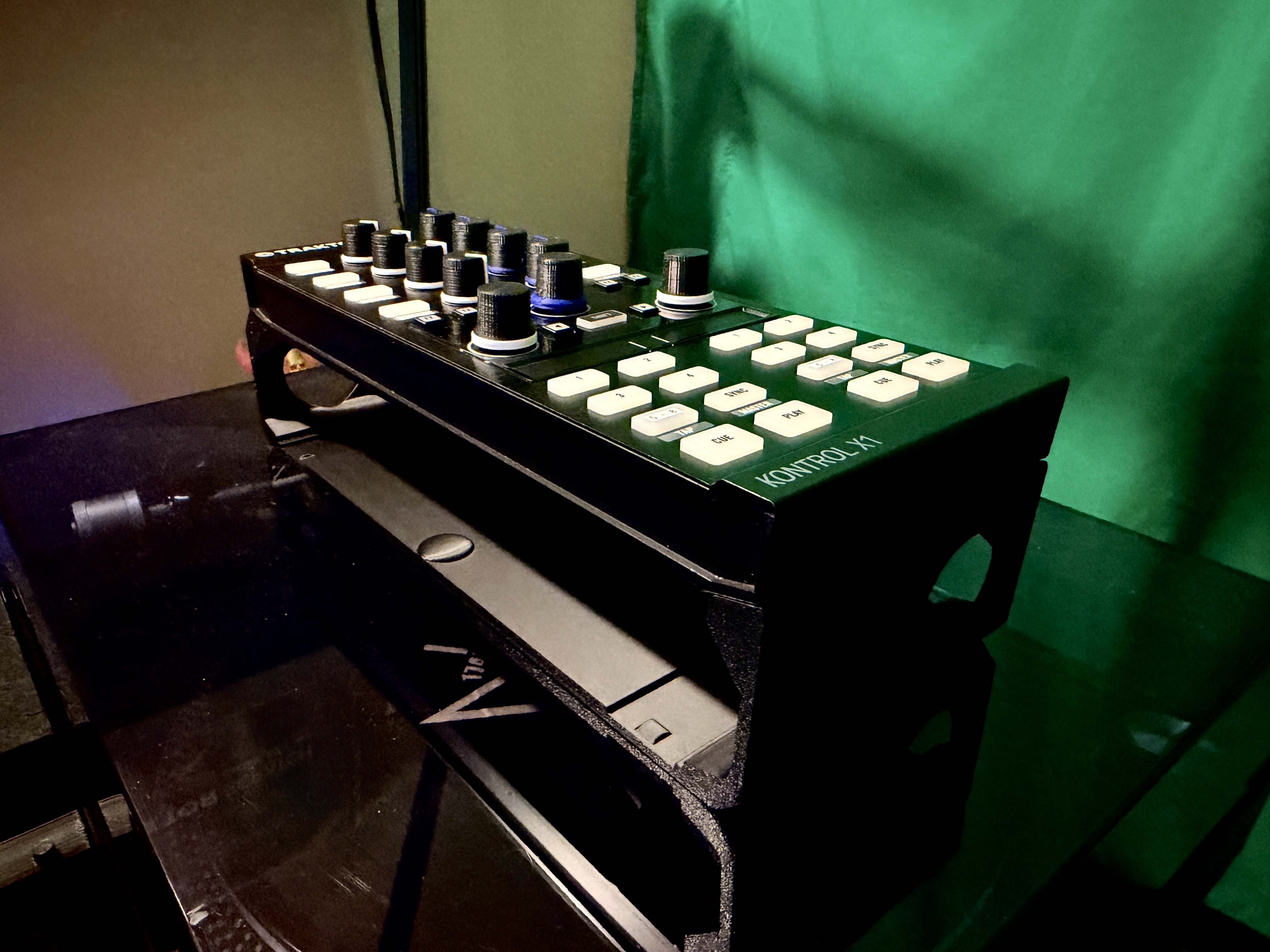 Native Instruments Kontrol X1 Stand, Dust Cover, and Case