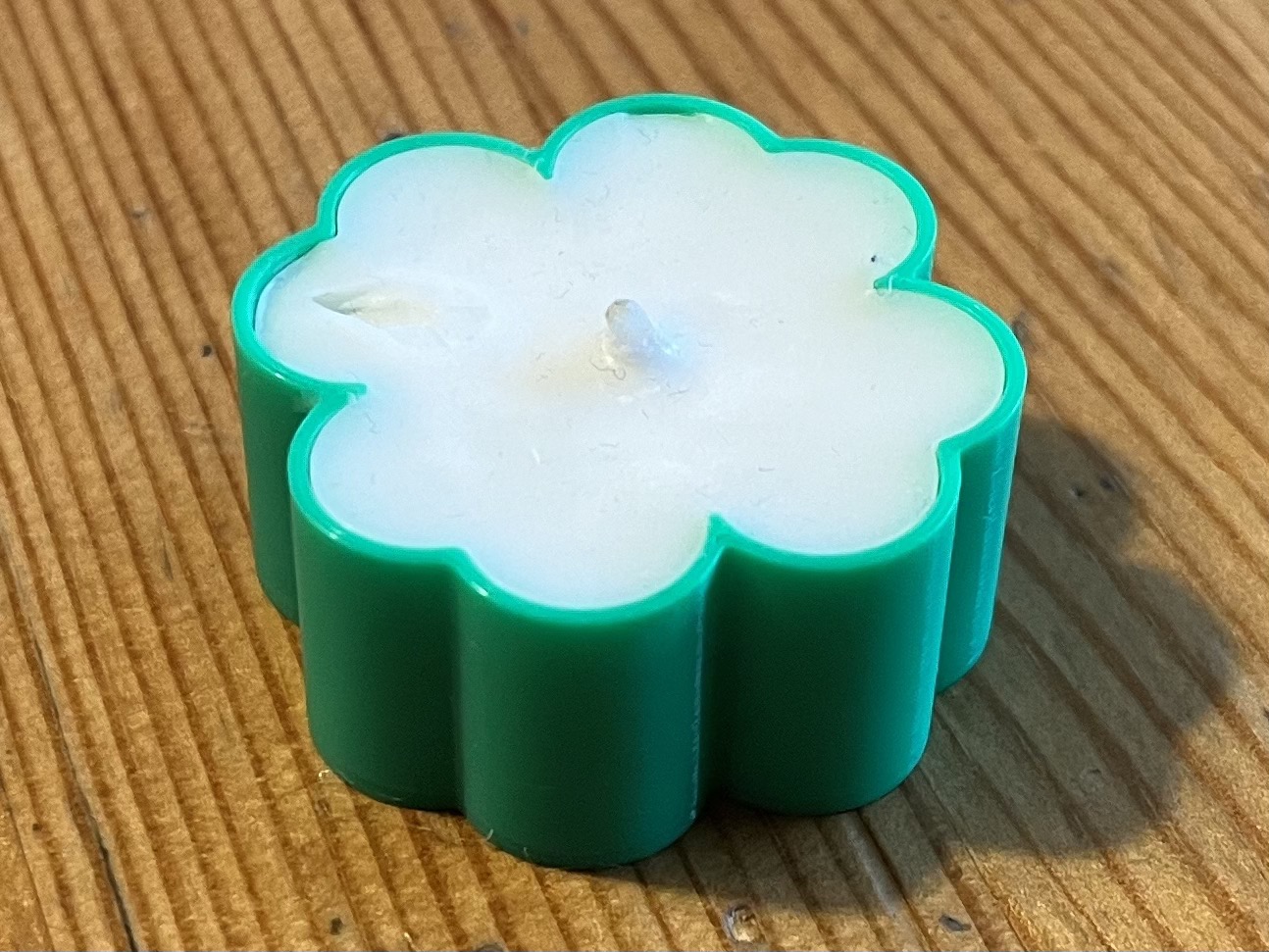 Four-leaf clover candle