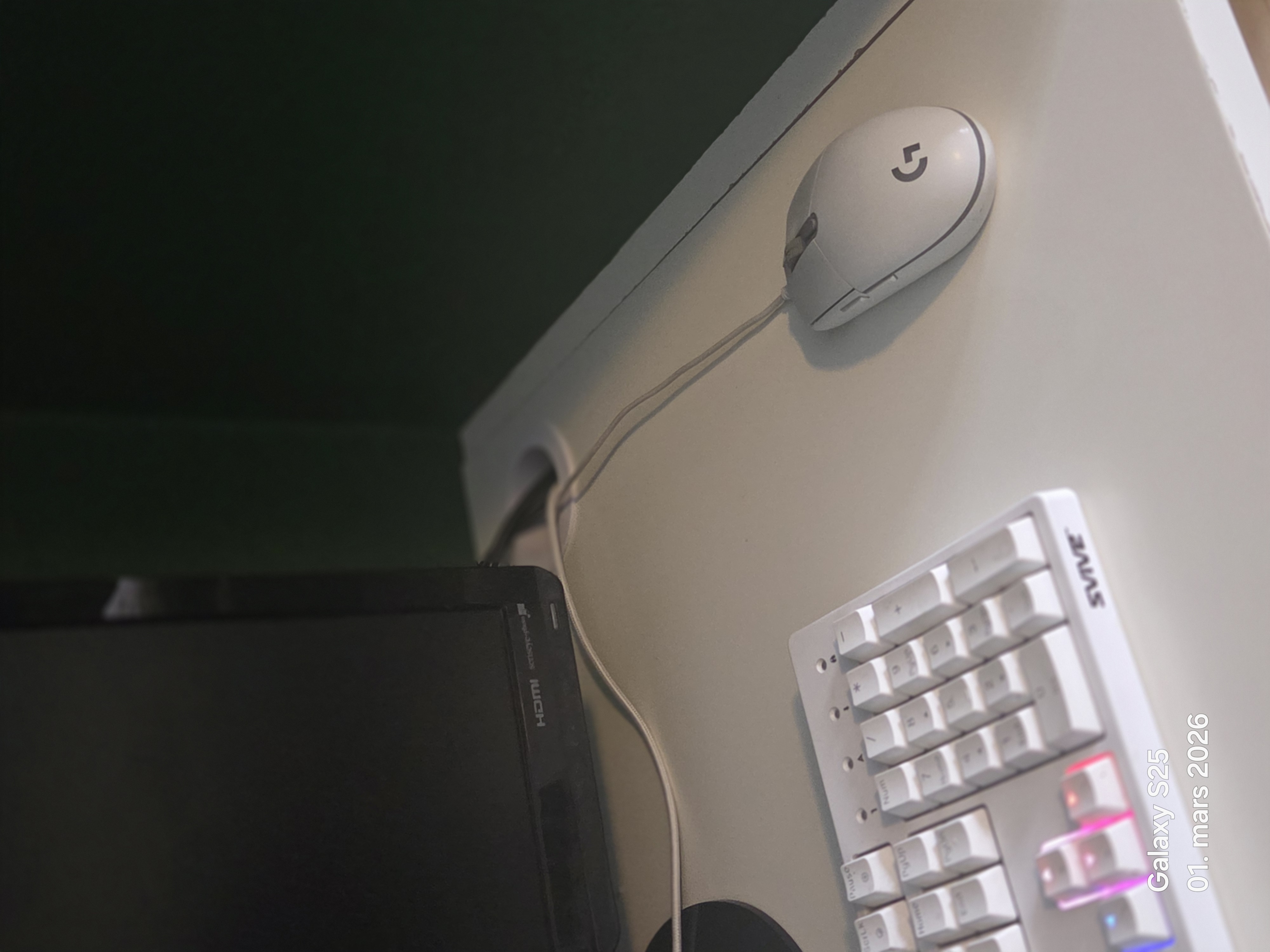 cabelholethinghy for the desk