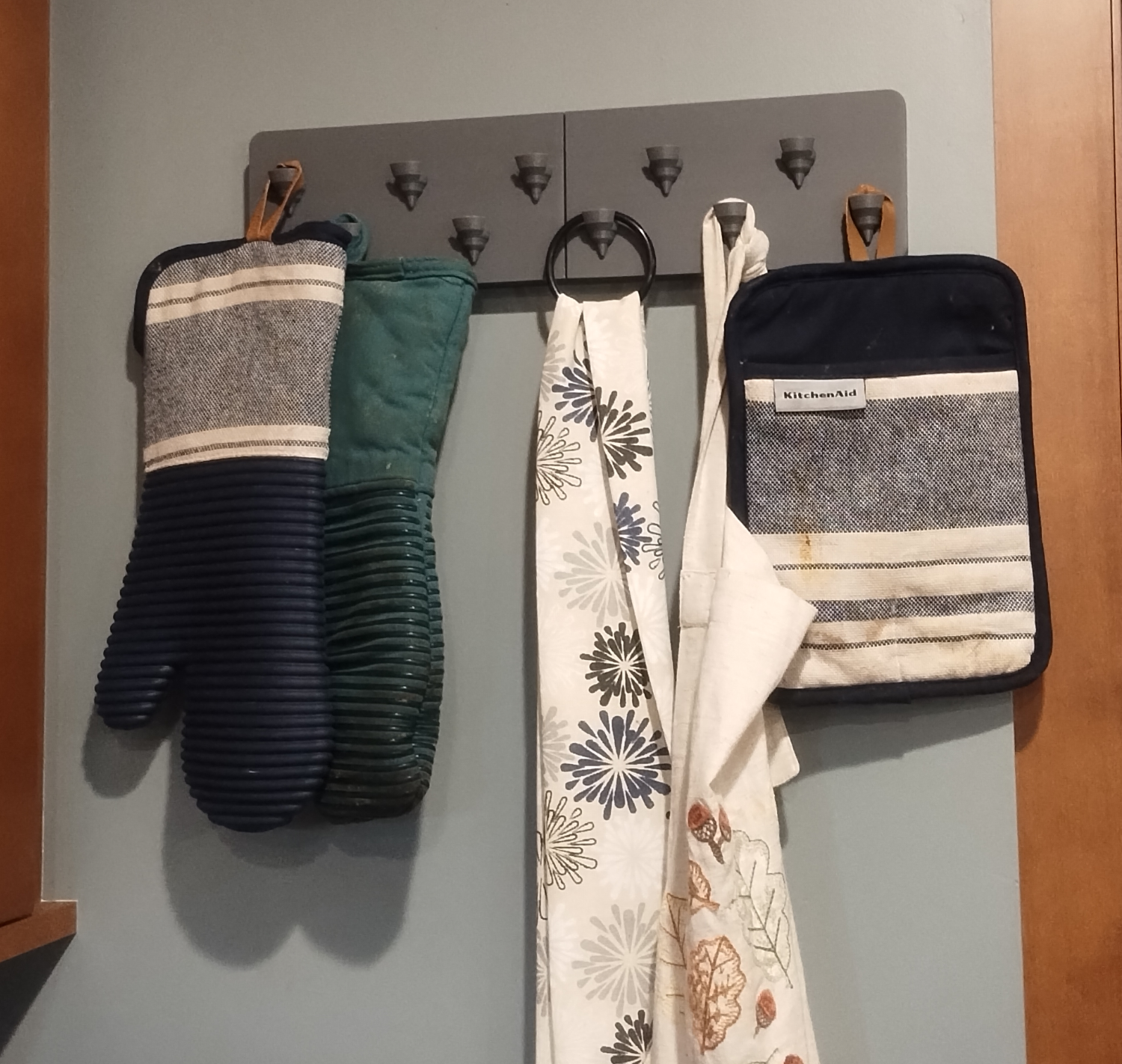 oven mitt holder (experimental)