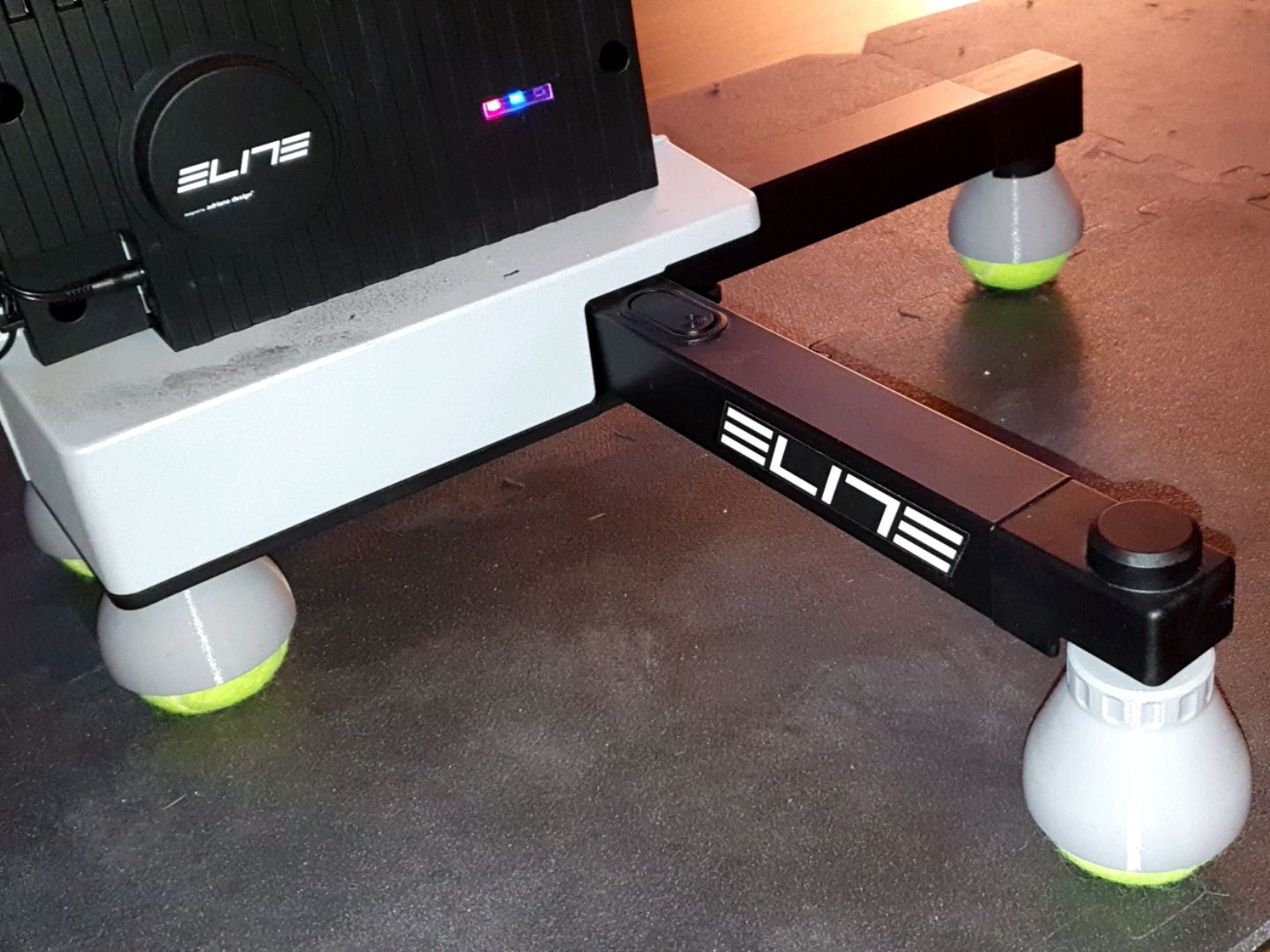 Elite Justo Tennis Ball Feet