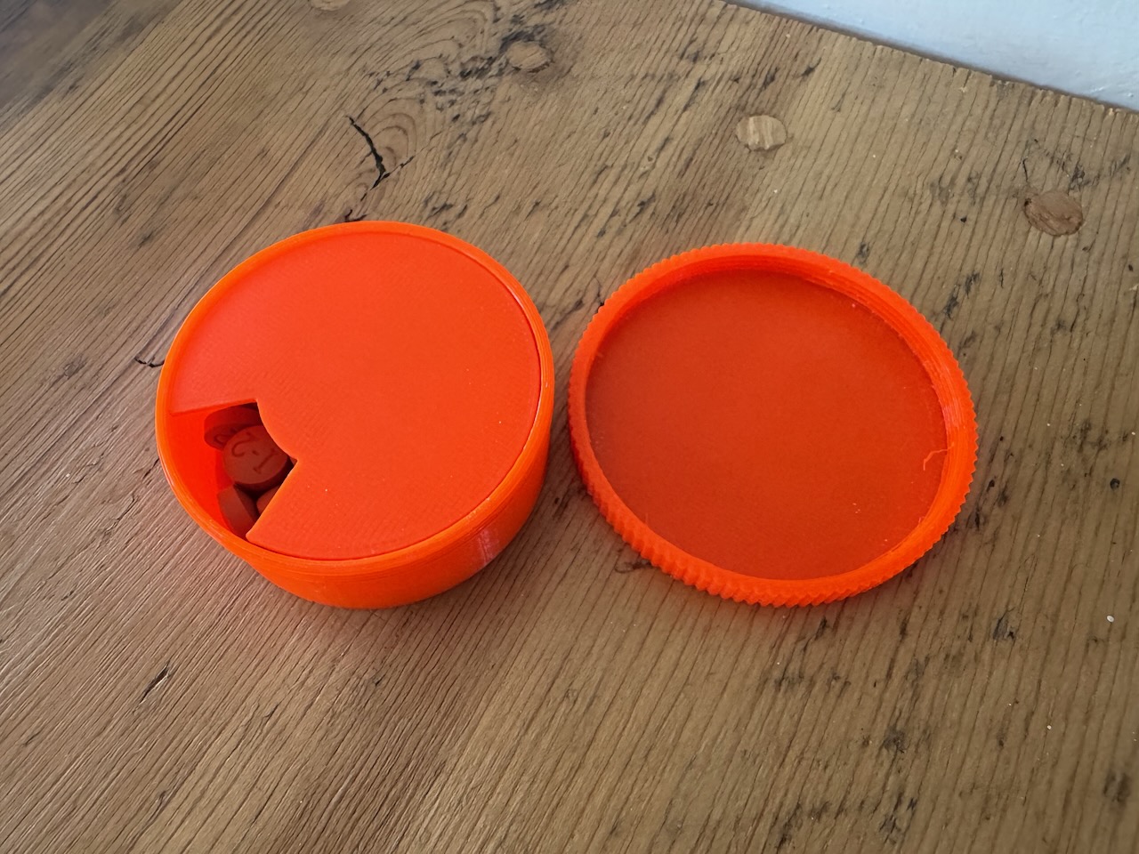 Miniatura 3 do modelo 3D Parametric threaded round pill box