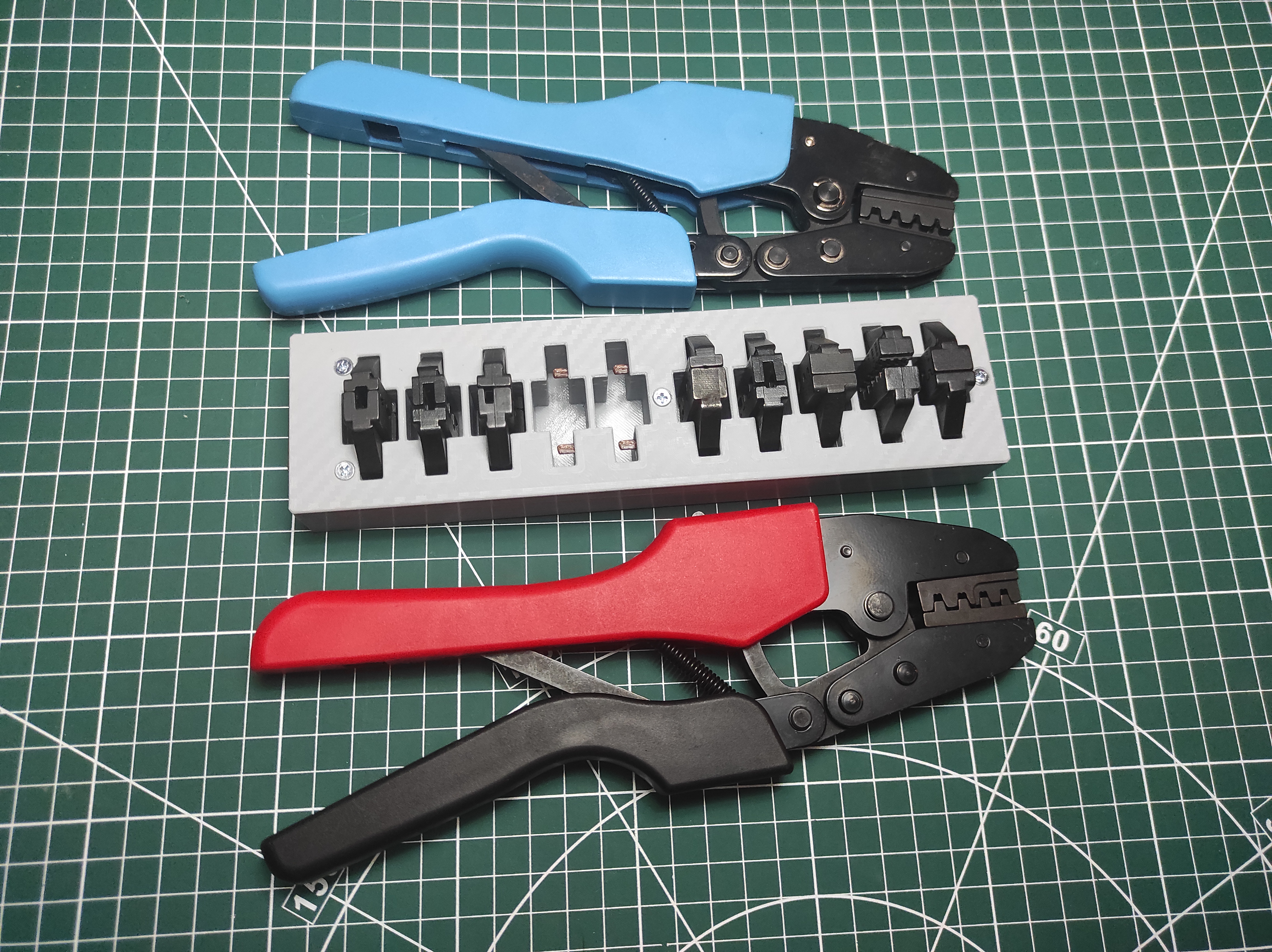 Case with fixation for Crimper Die/jaws