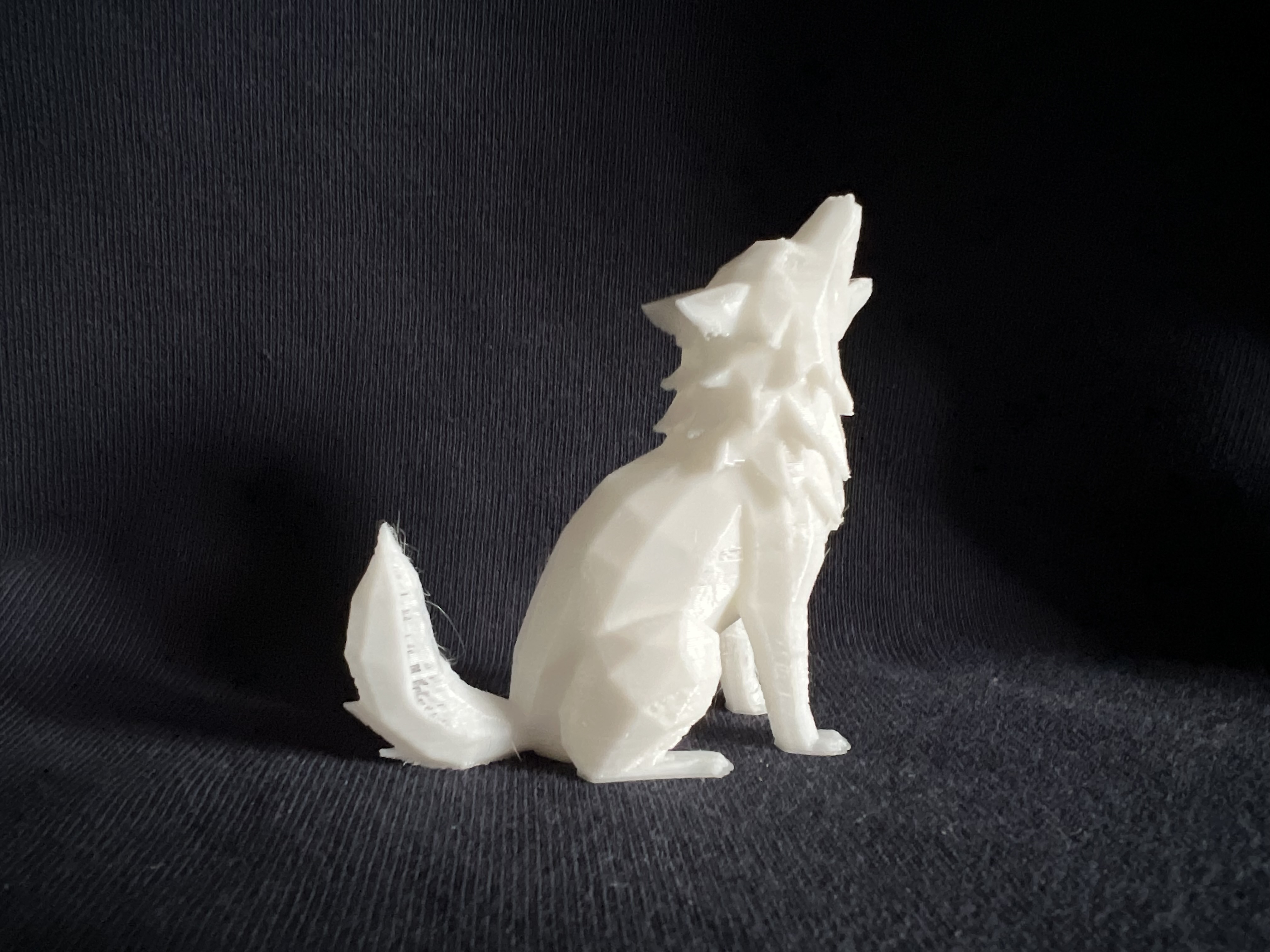 Miniatura 2 do modelo 3D Howling Sitting Wolf