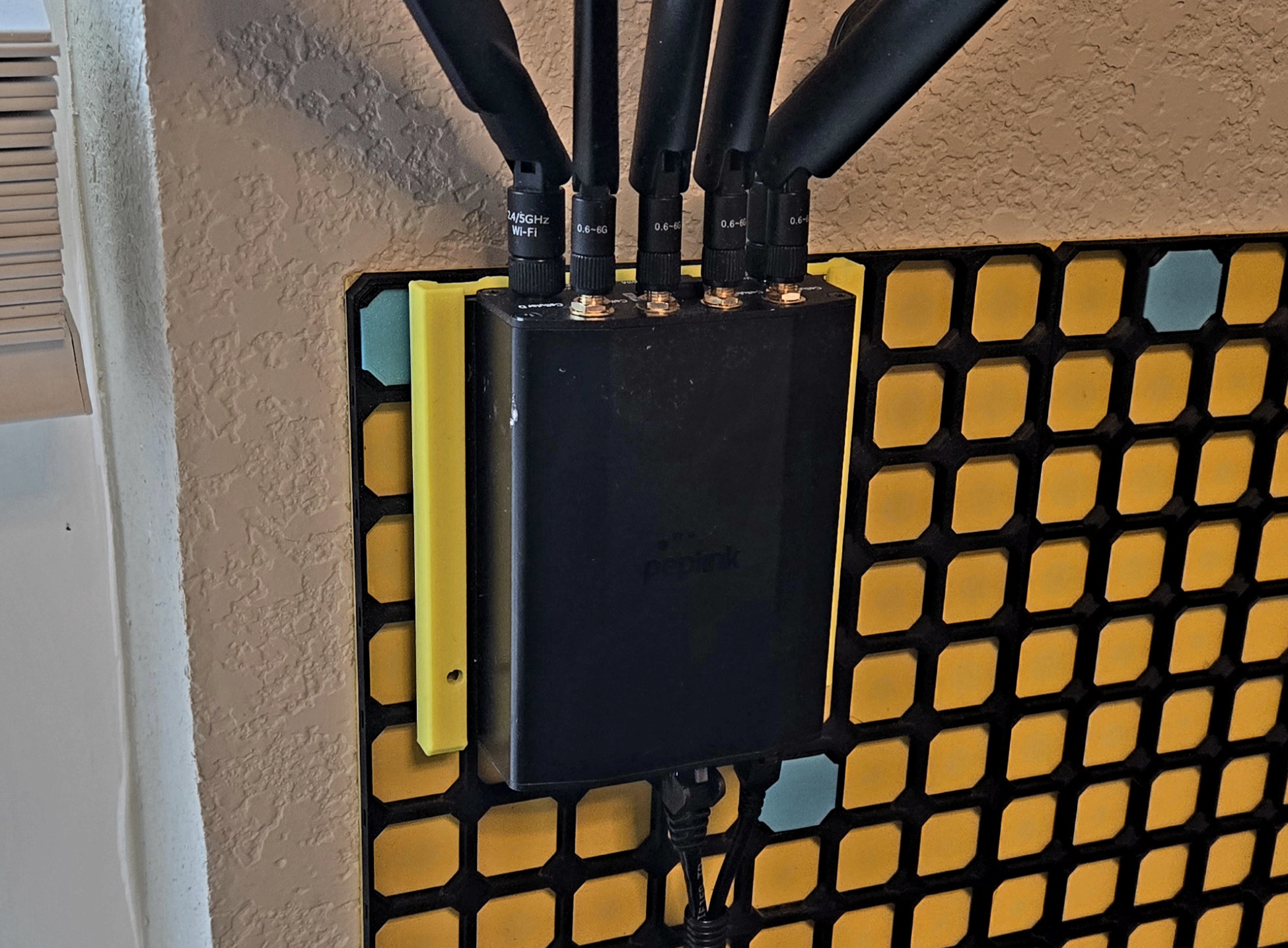 Peplink BR1 Mini mount - openGrid