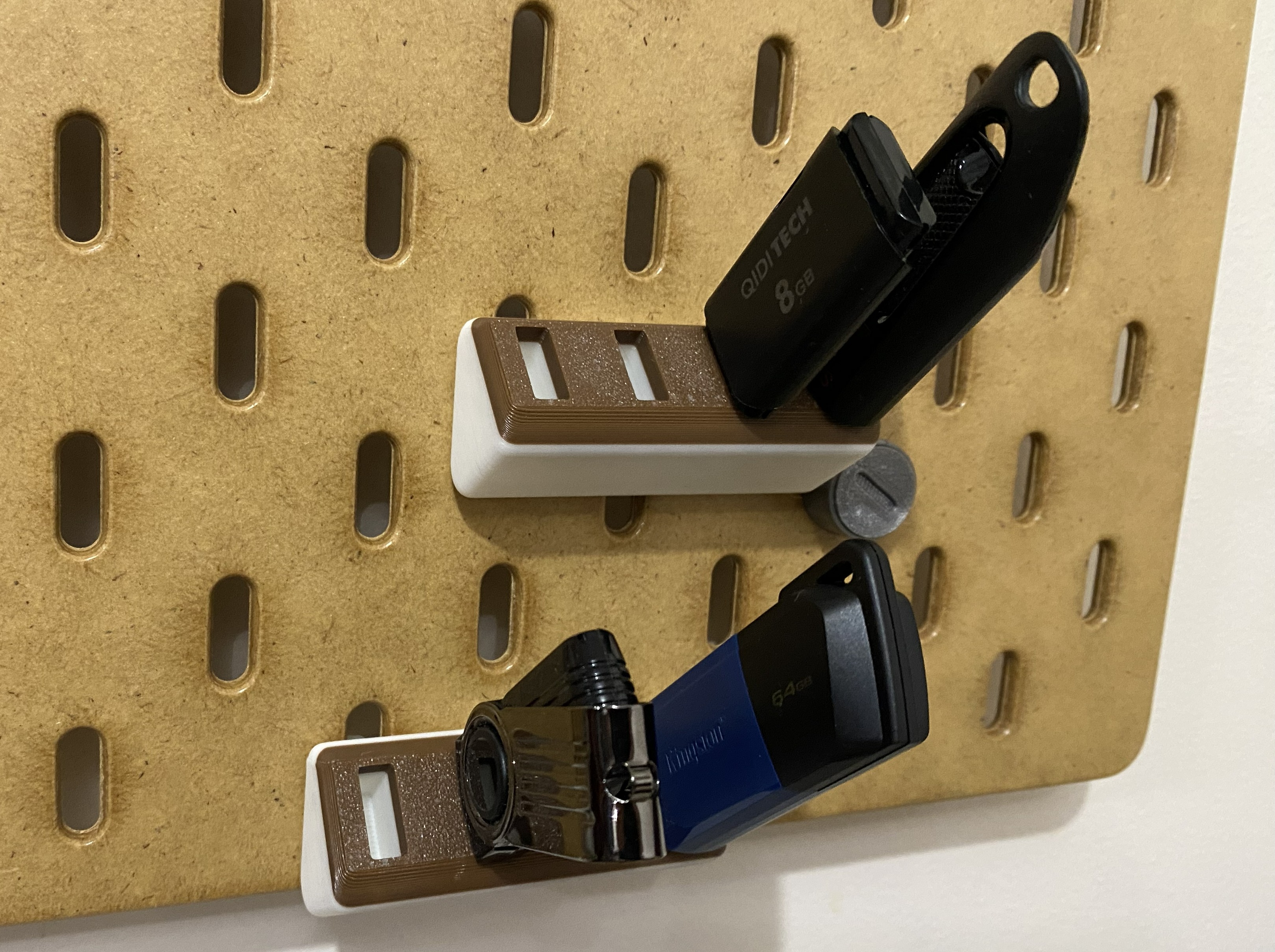 Skadis four slot USB holder