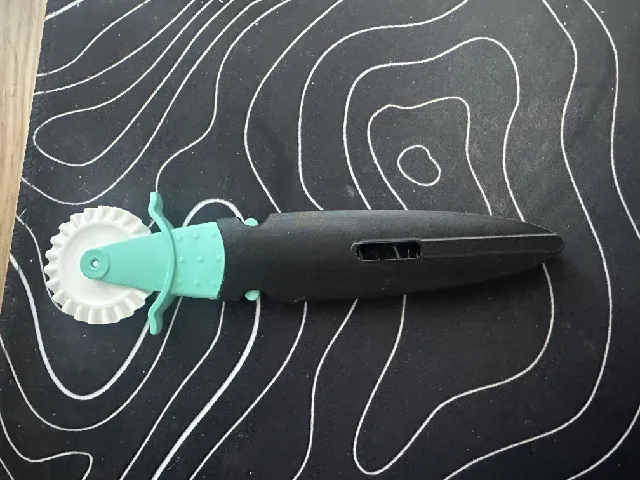 Tupperware pastry wheel / dough cutter D59 handle
