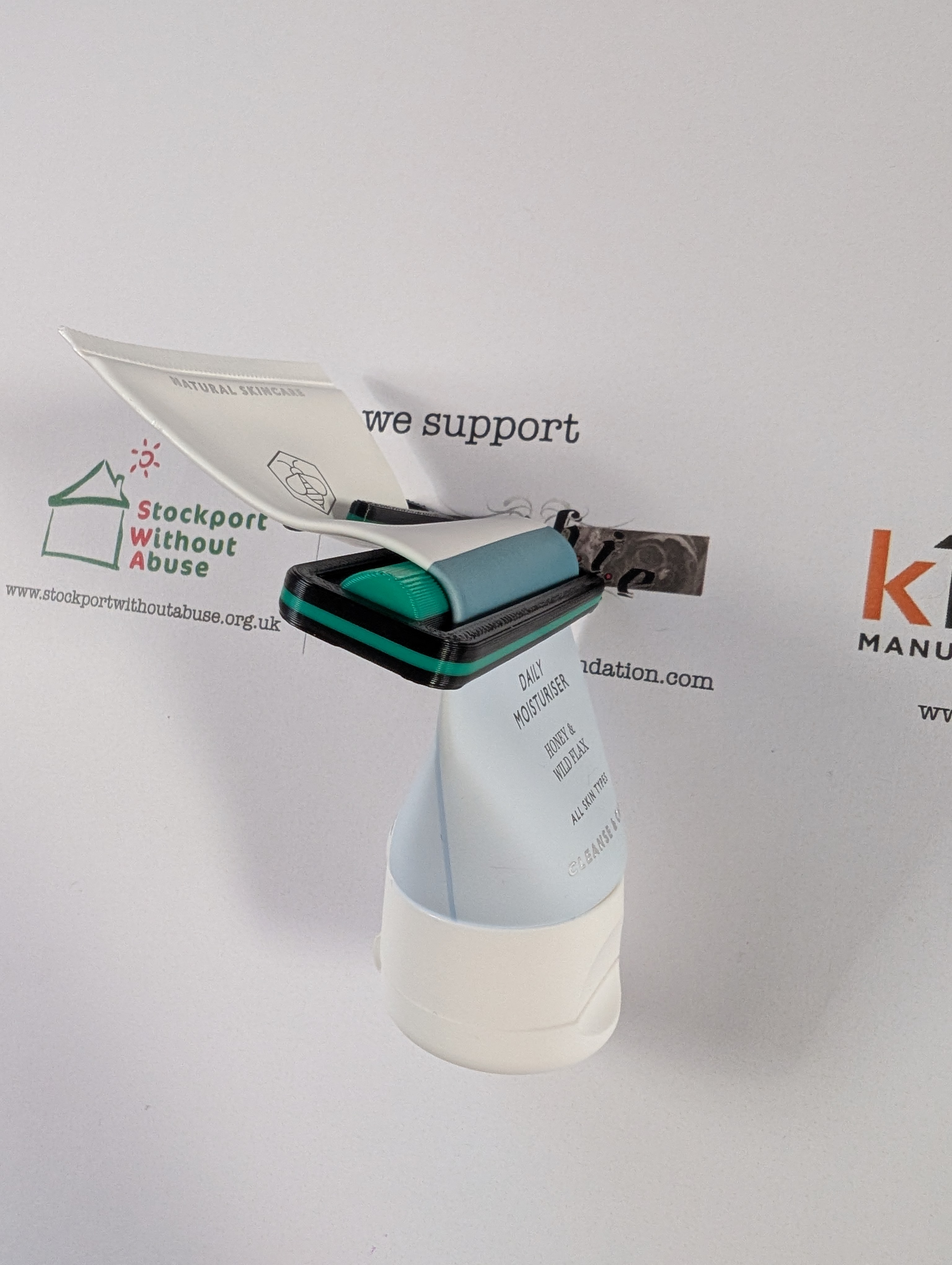 Single piece plastic (toothpaste) tube squeezer