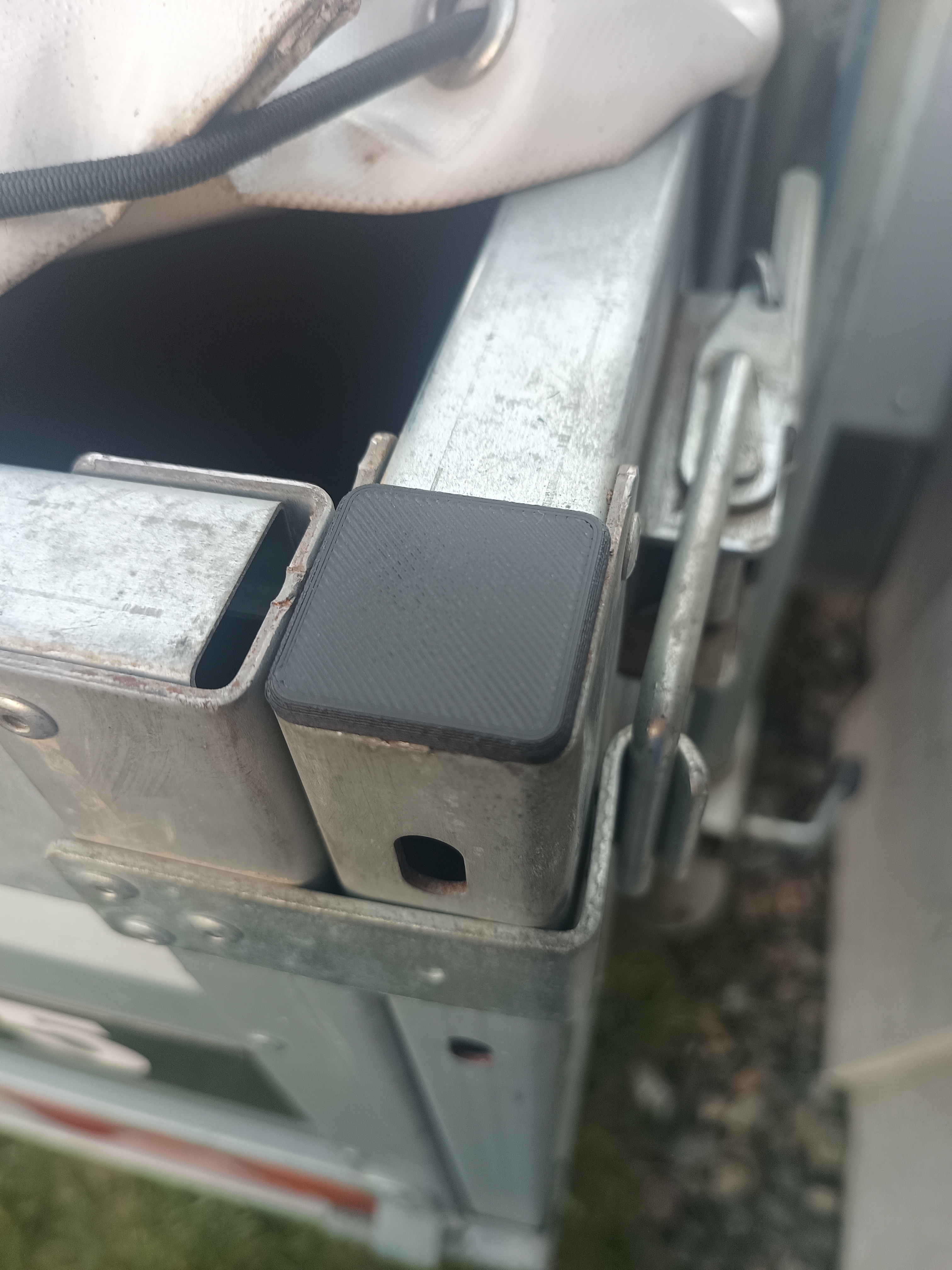 Car trailer side panel plug