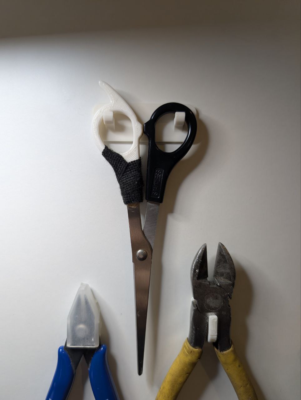 Simple scissors wall holder