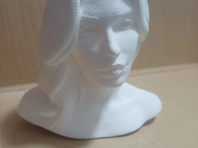 pretty woman statue