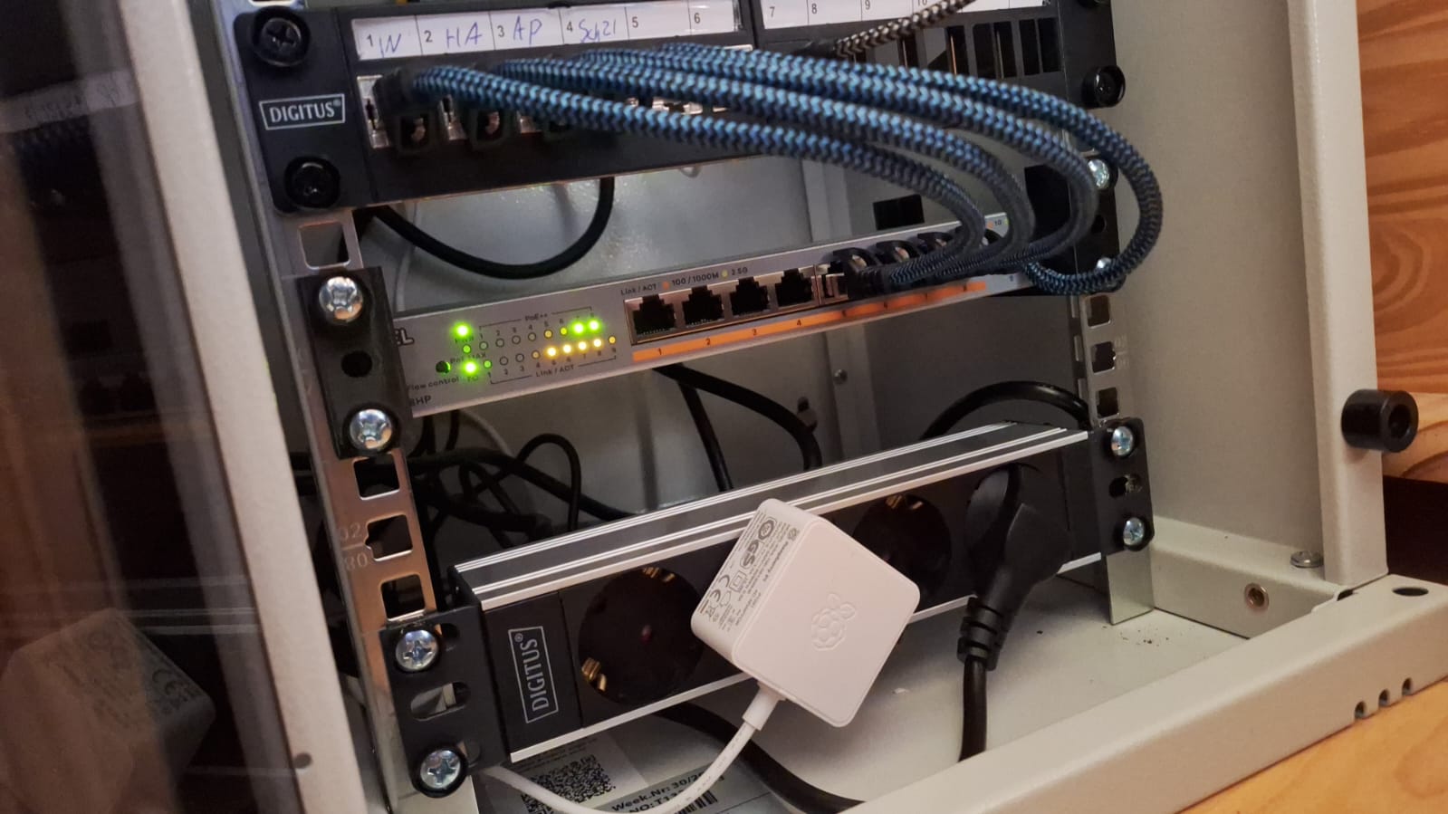 Zyxel XMG108(HP) 10" Rackmount