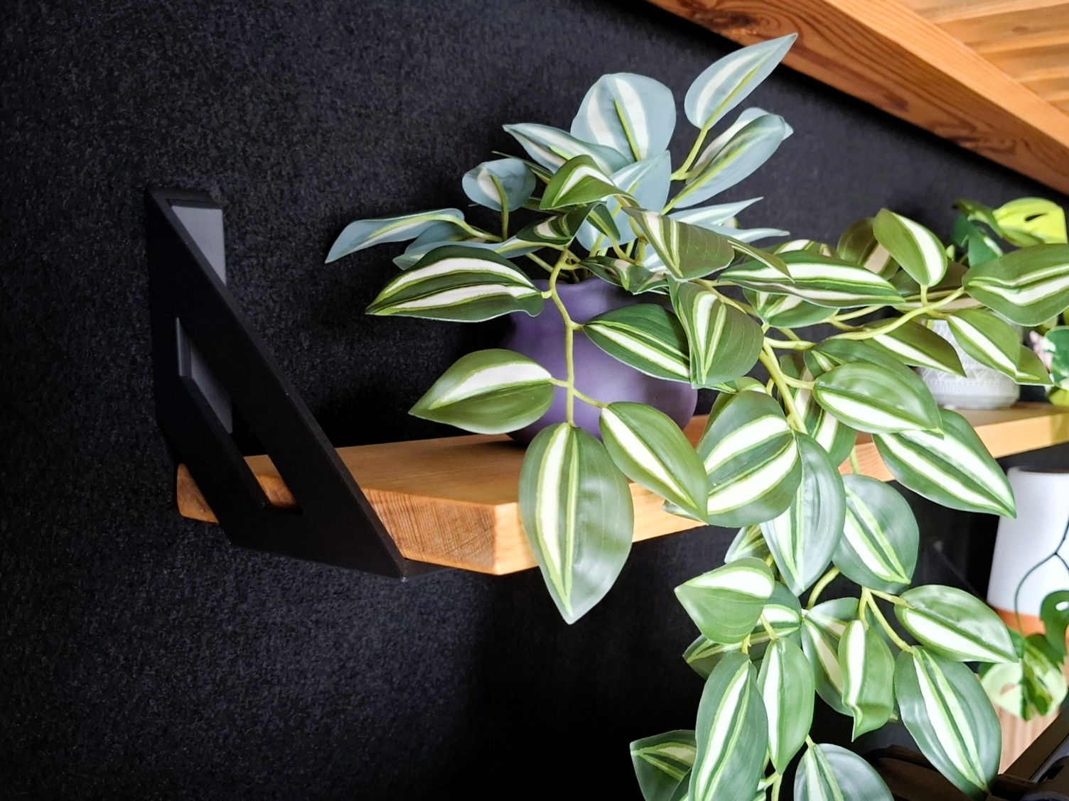 Symmetric shelf bracket set