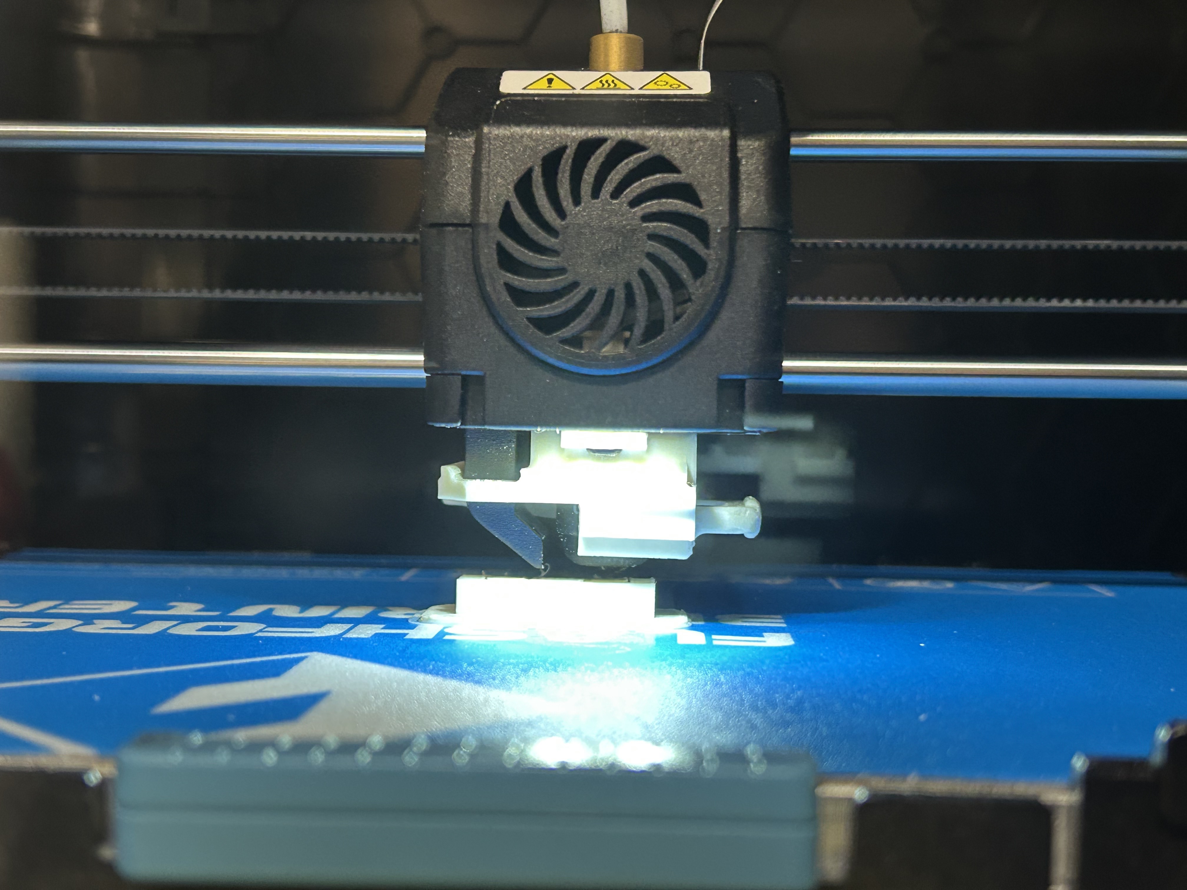 Flashforge Adventurer 4 Nozzle Holder, Improved; now also Z-axis locking