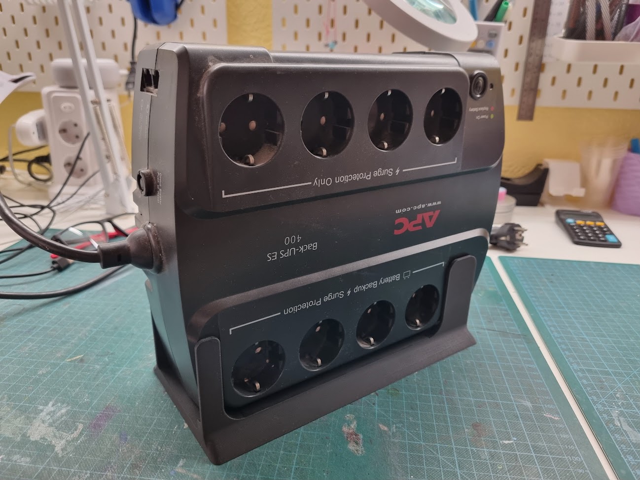 APC Back-UPS ES 400 stand