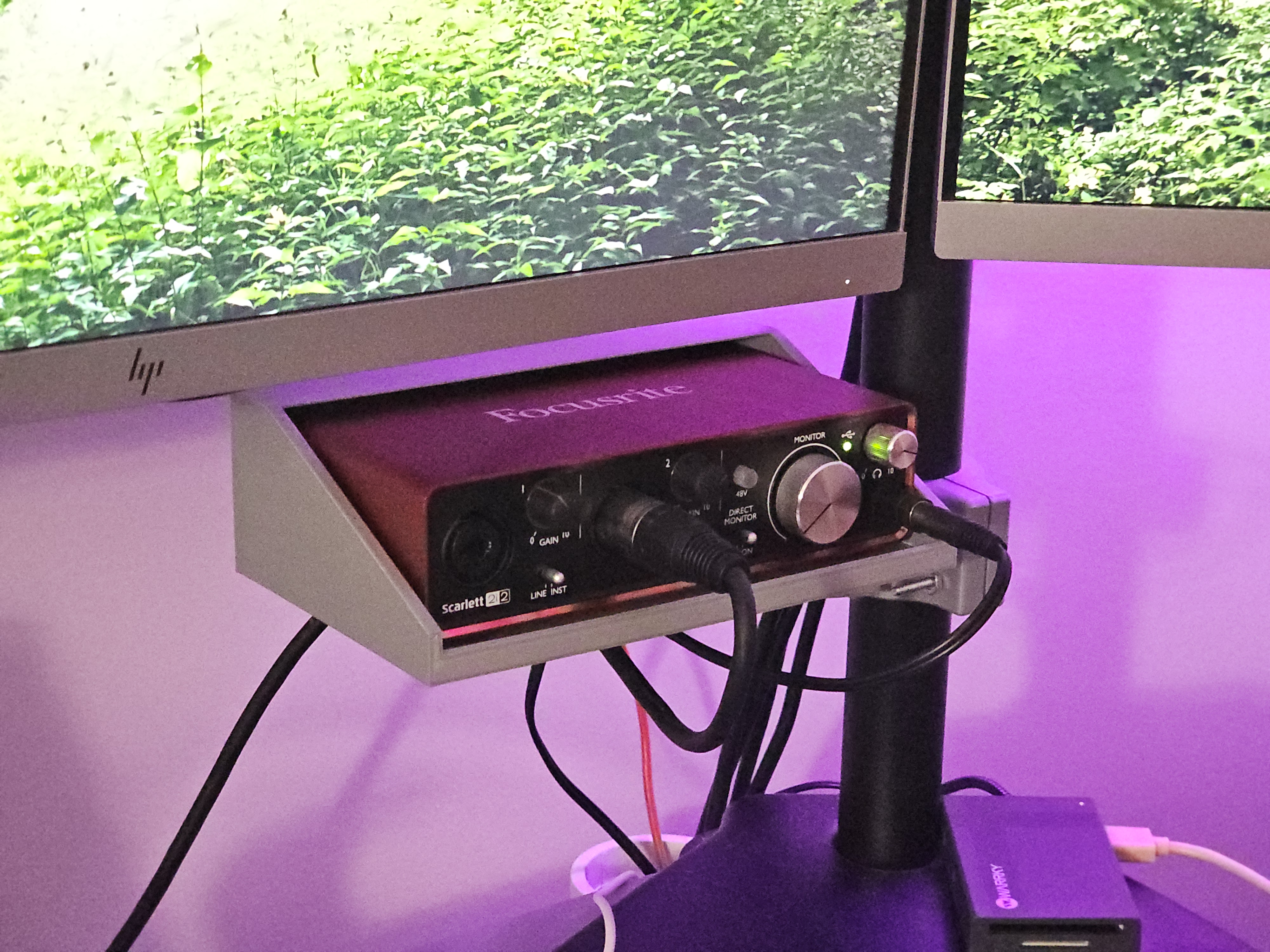 Scarlett 2i2 (ALL GENS) monitor stand platform with cable hooks