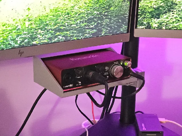 Scarlett 2i2 (ALL GENS) monitor stand platform with cable hooks