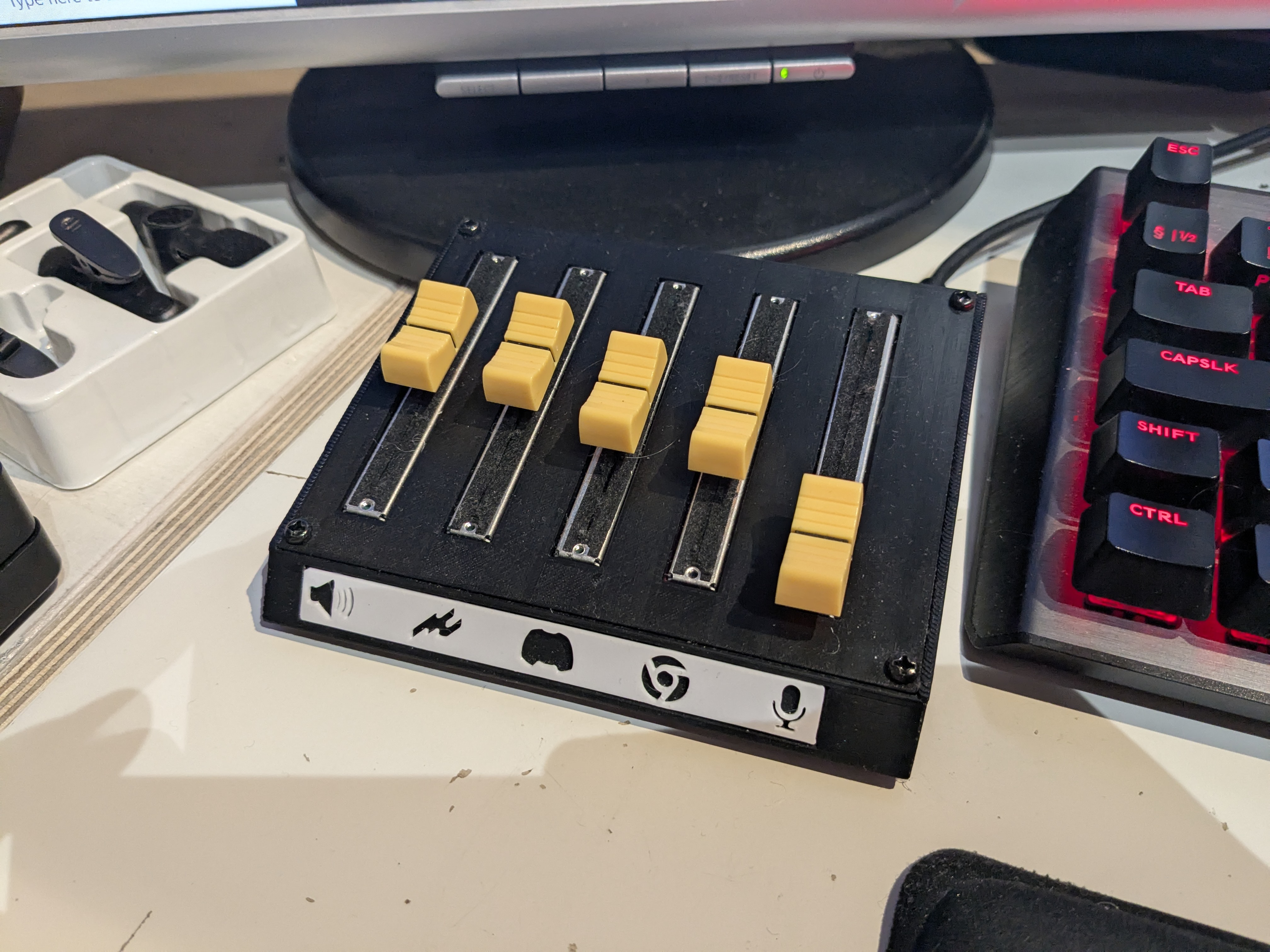 Deej volume mixer with rubber feet