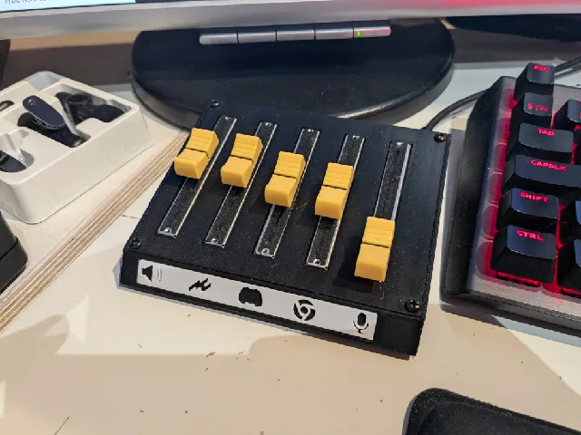 Deej volume mixer with rubber feet