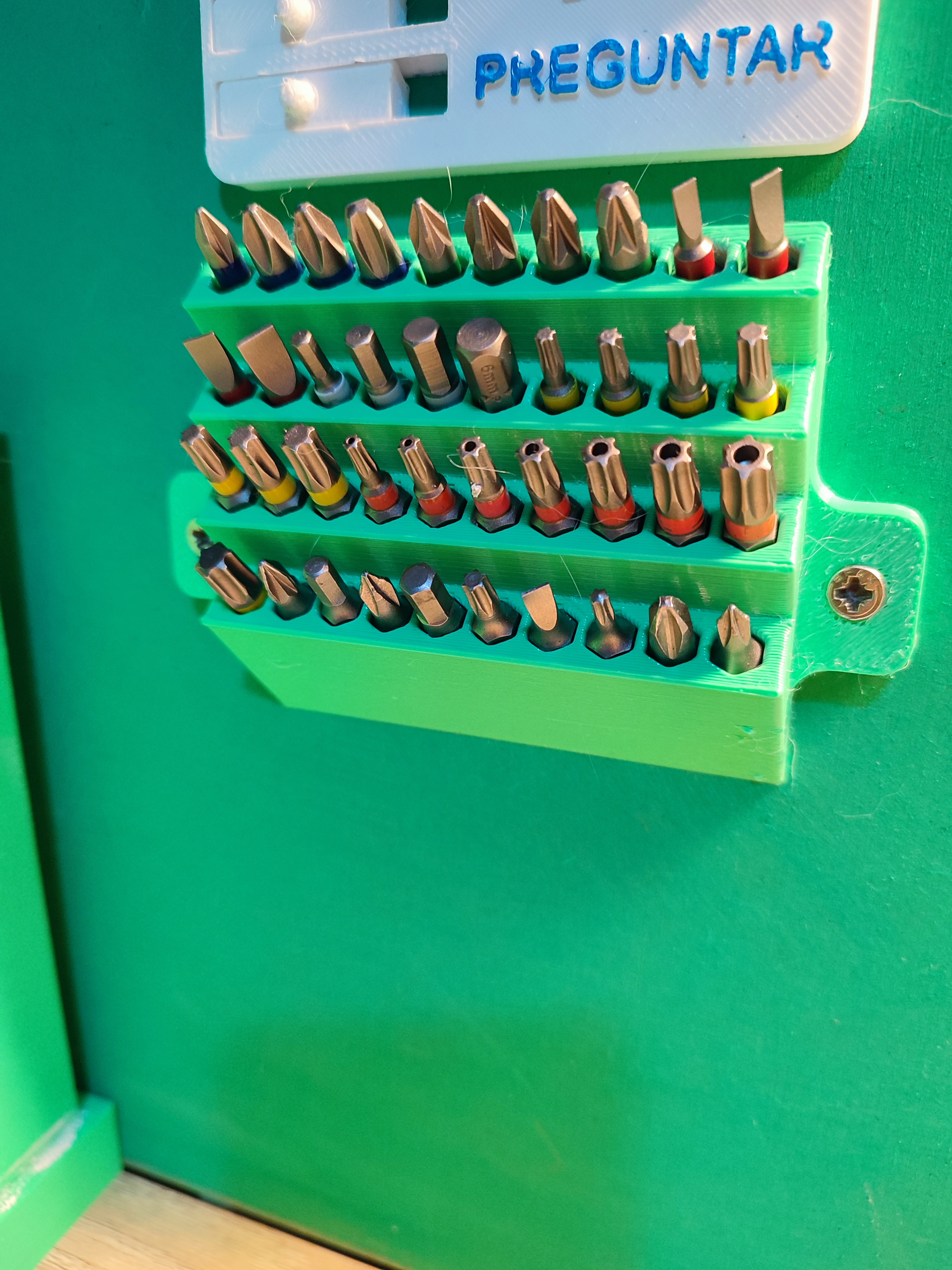 Bosch scredrivers head wall support