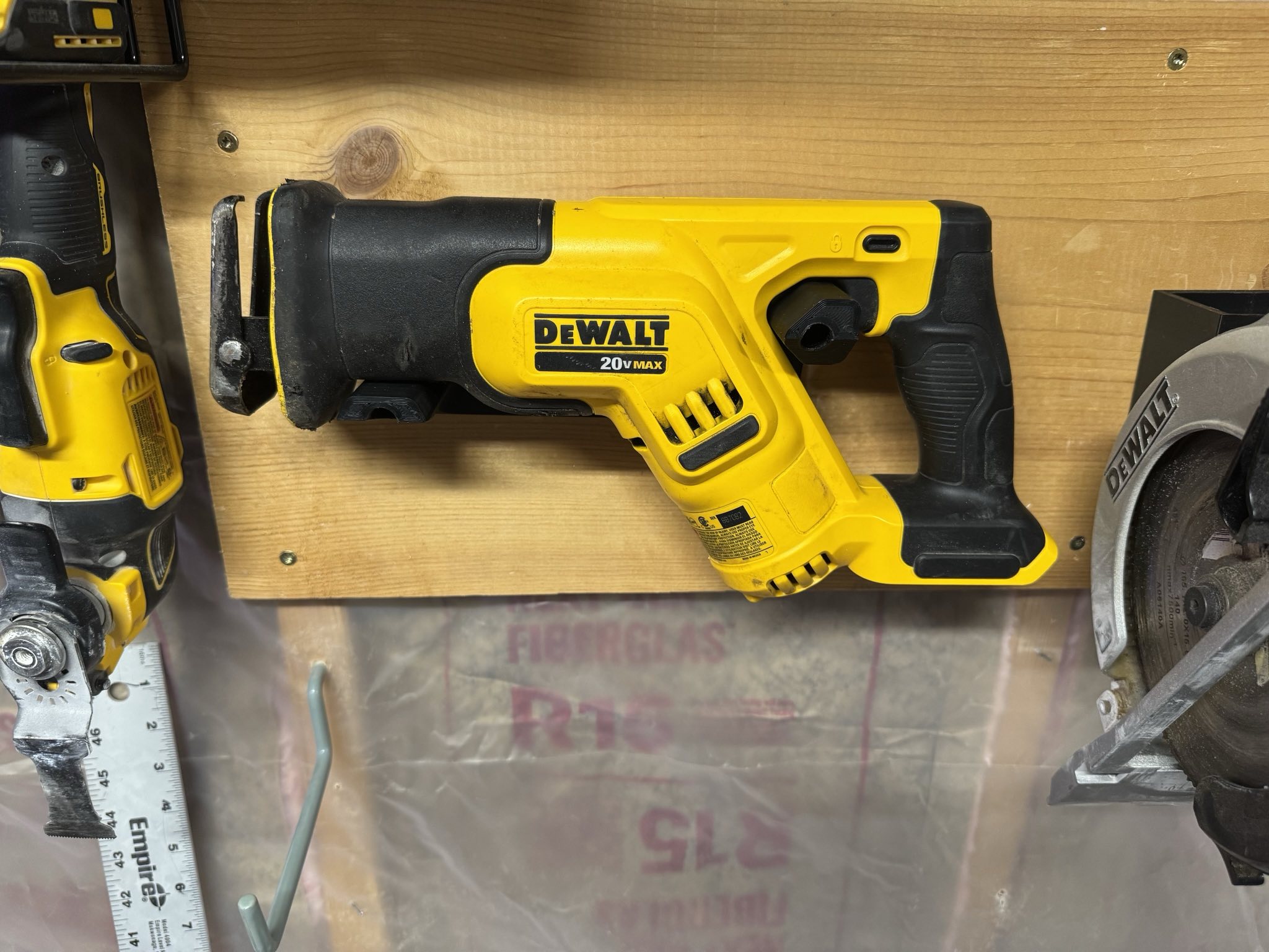 Dewalt DCS387 compact reciprocating saw holder