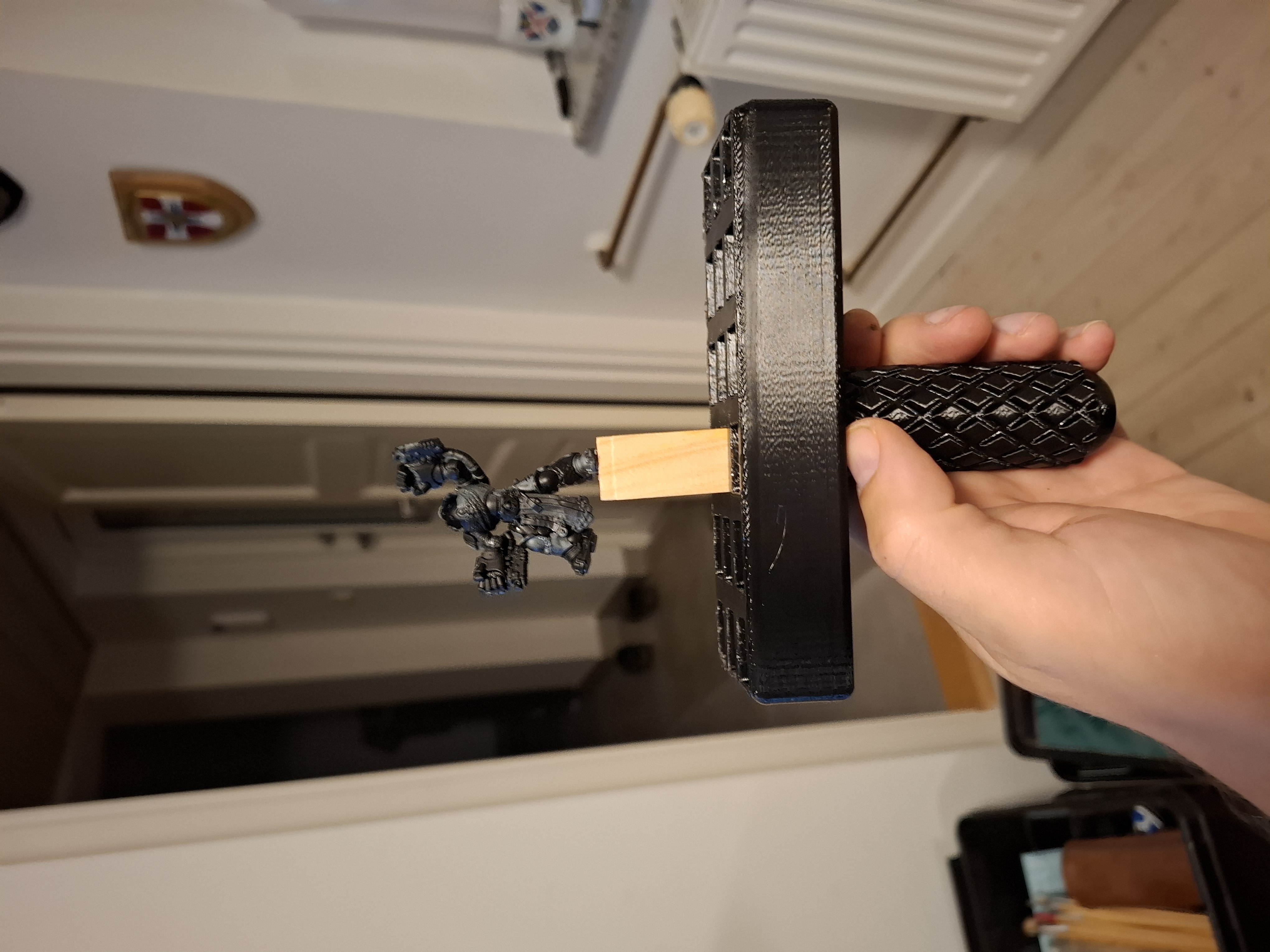 Handle for painting figurines