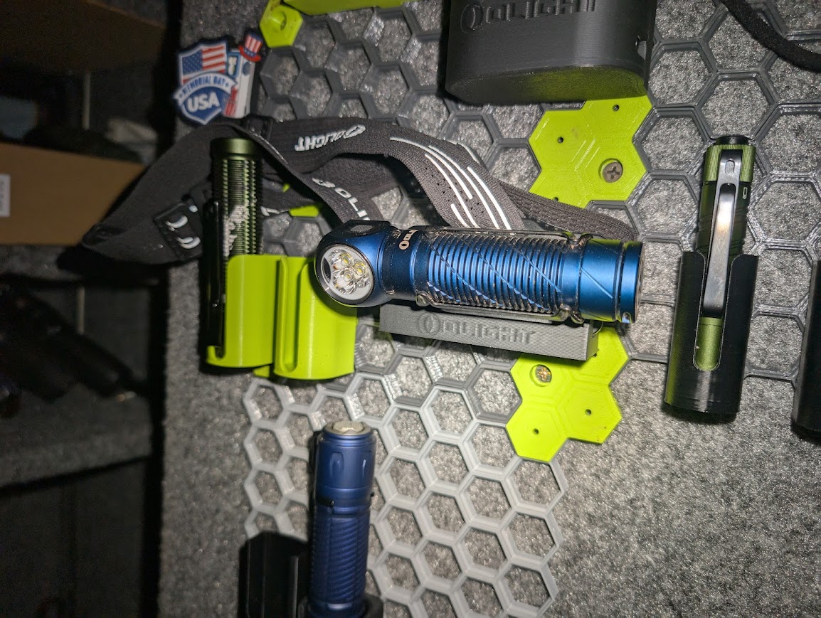 Olight Perun 3 Honeycomb wall