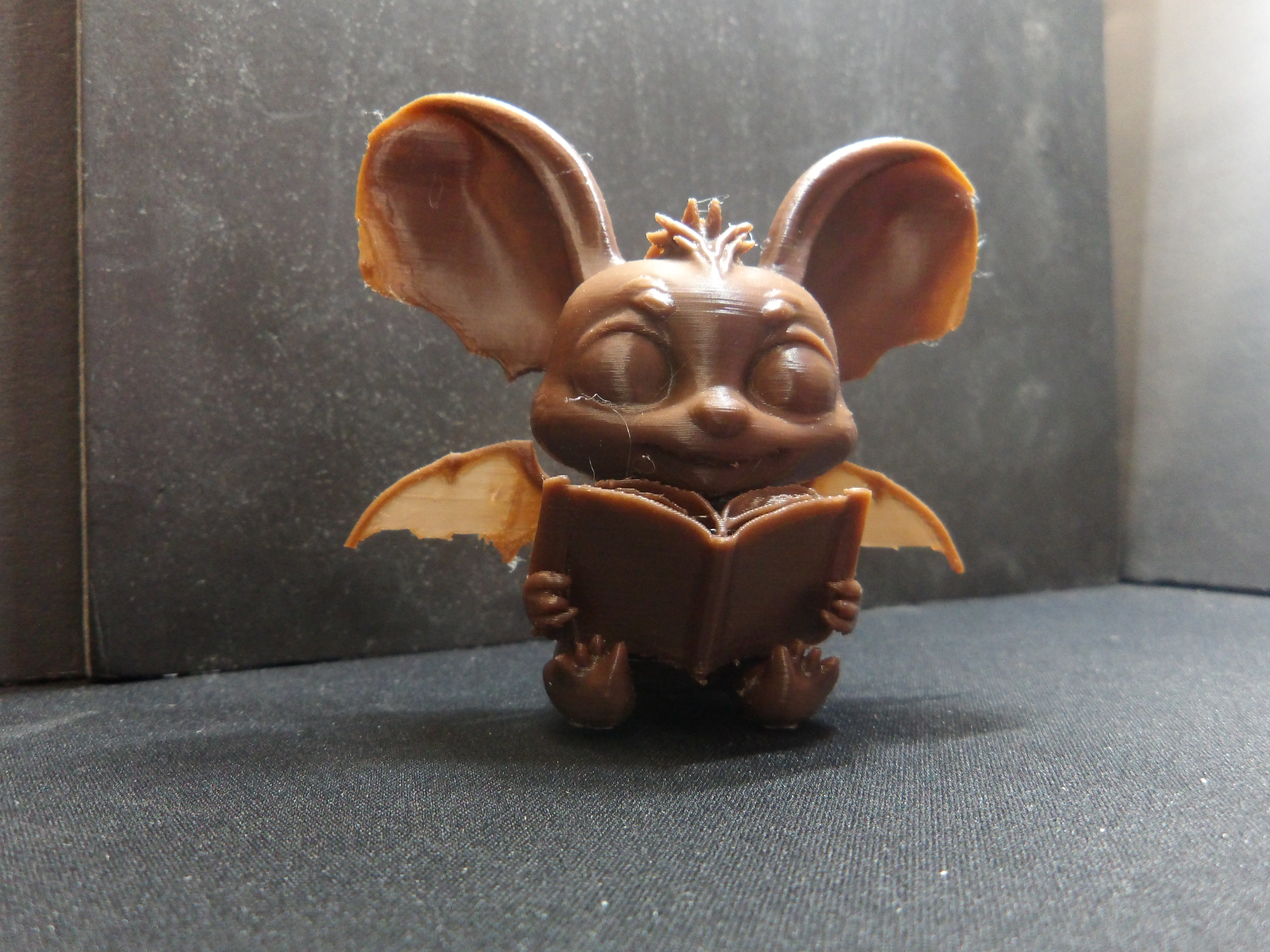 Miniatura 3 do modelo 3D Bat reading a book.