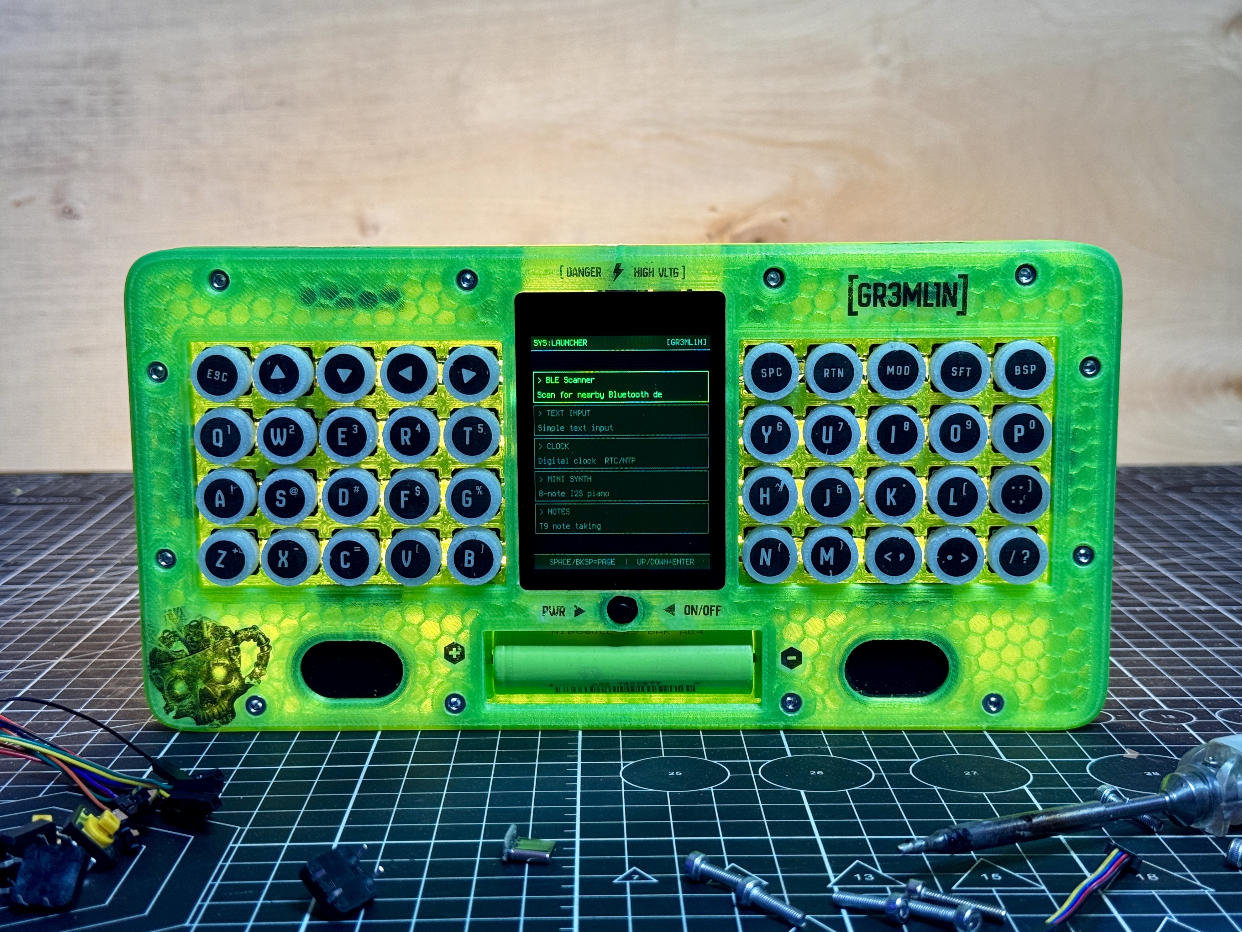 [GR3ML1N] A Handheld Cyberdeck