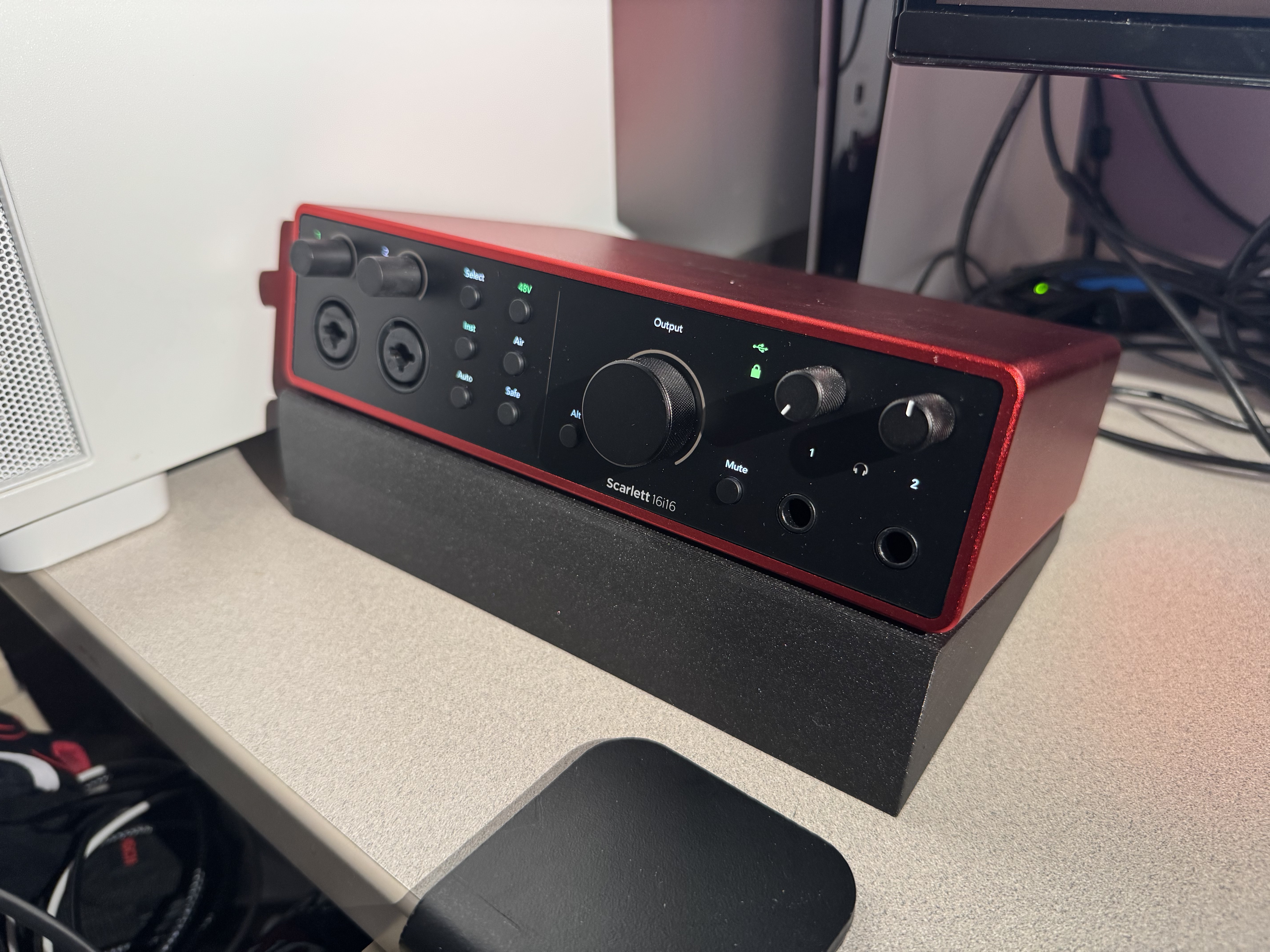 Angled Stand for Focusrite Scarlett 16i16 (USB Audio Interface)