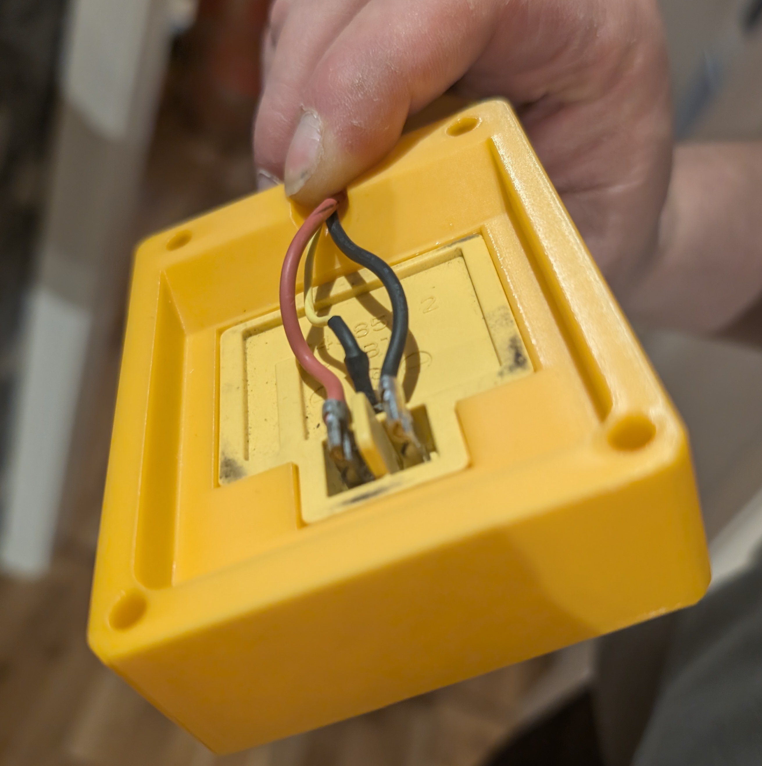 Makita LXT 18V battery mount for wall and cable - Remix
