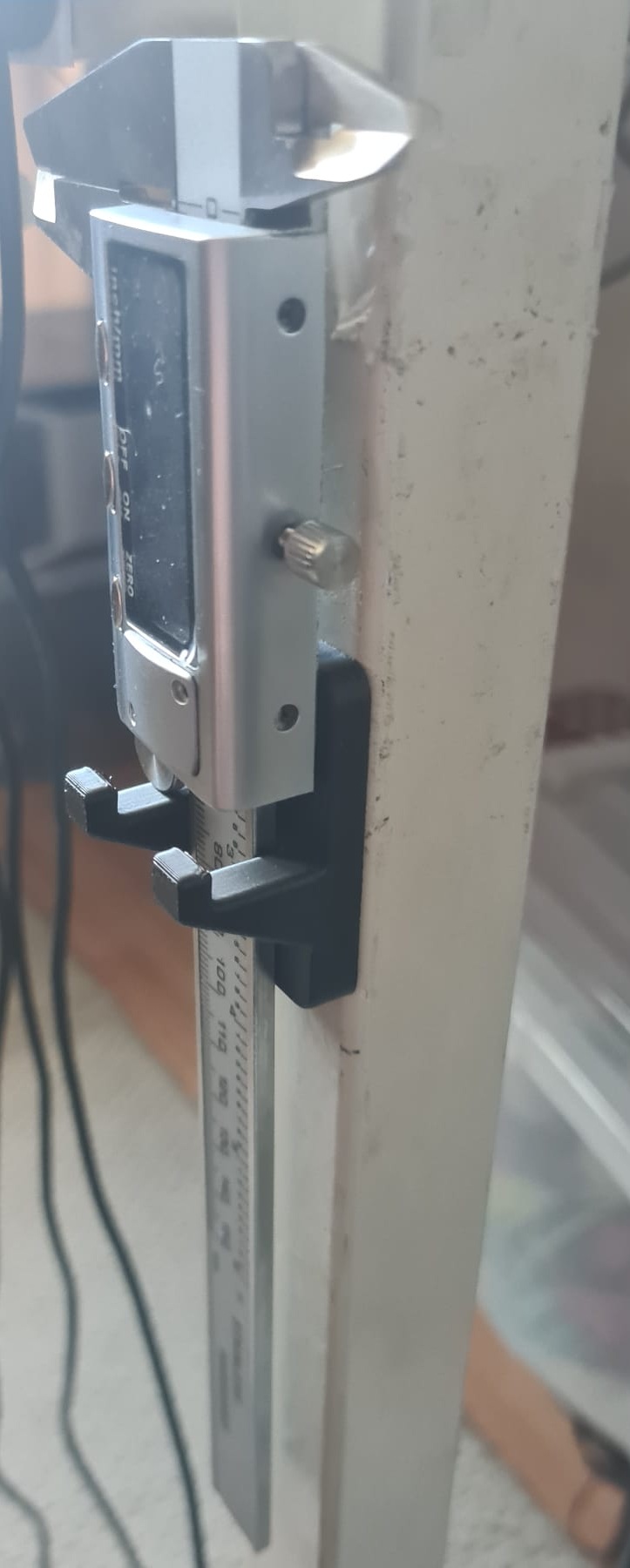 Caliper stand with embedded magnets