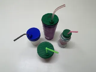 Tapa para vaso con caña