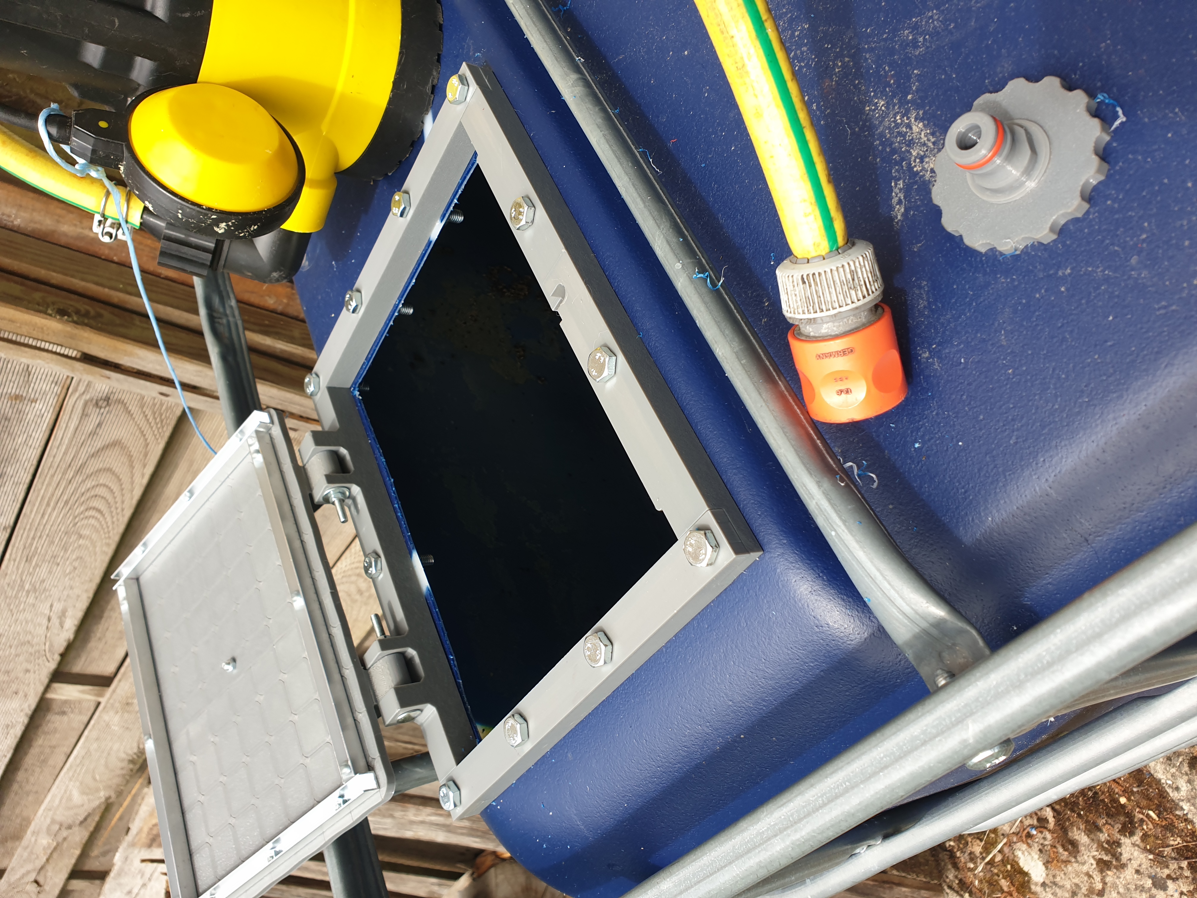 Access hatch for 1000l tank